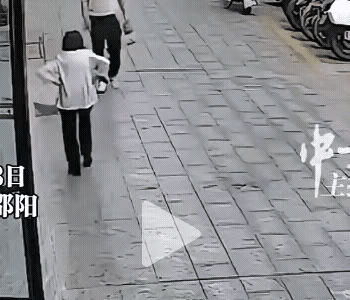 湖南邵阳街头的监控录像让人揪心，年轻男子和步行老人素不相识，迎面走过突然拍打老人