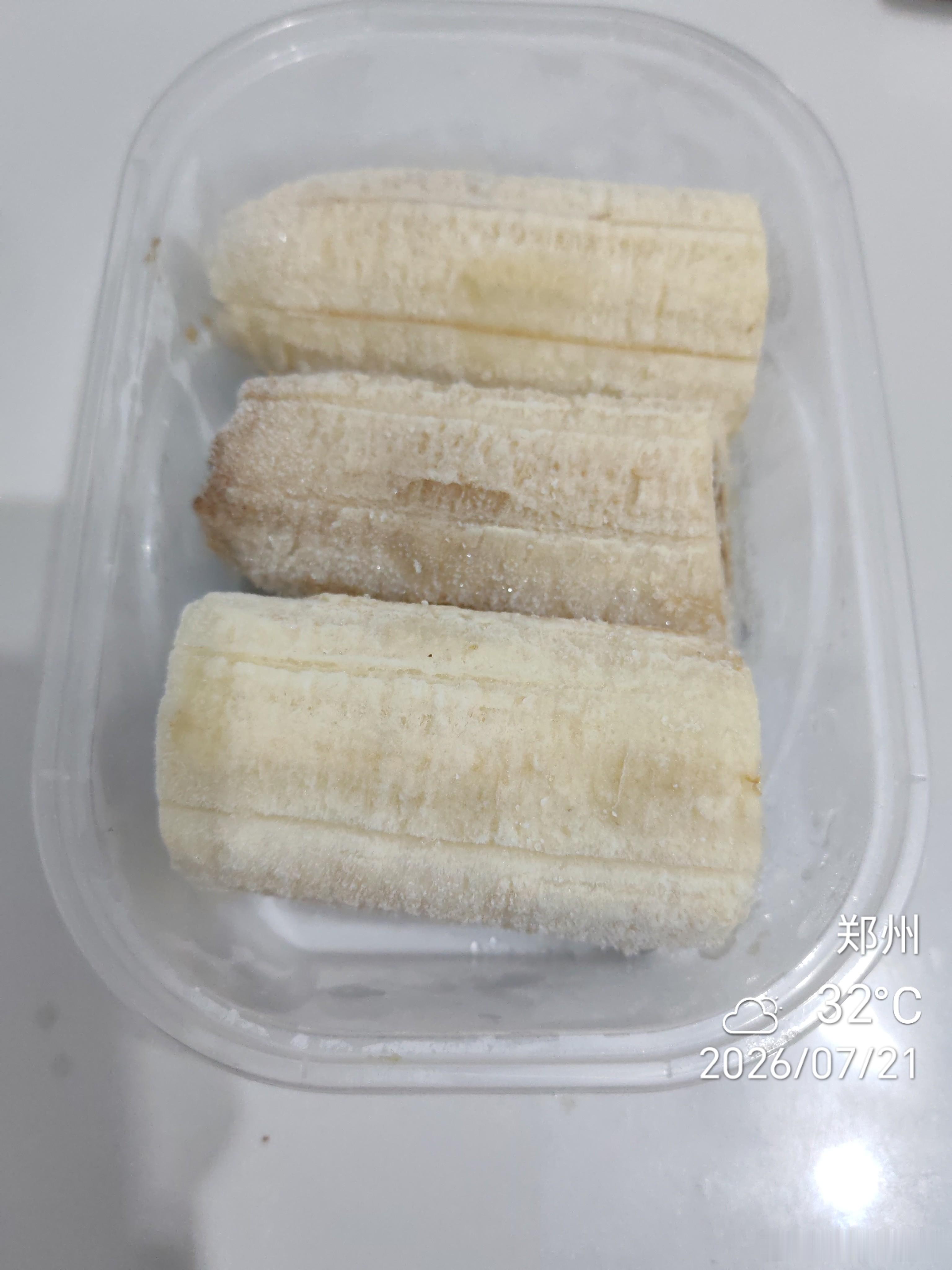 做冻香蕉的话，一定要在冻之前插个叉子或者竹签子啊，不然吃的时候很不方便啊我这个前