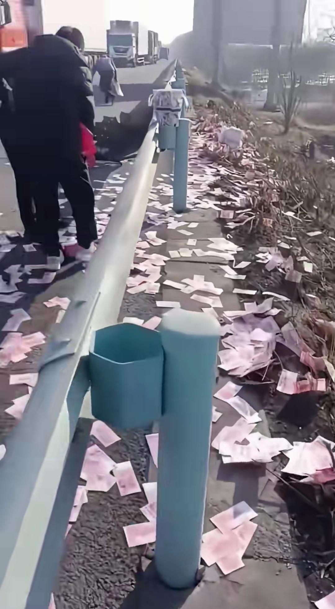 路边地面上突然出现大量红钞，可把几位路人高兴坏了。他们立刻停下脚步，捡起红钞就往