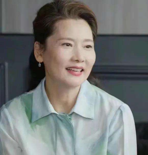 承欢记
何赛飞穿的衣服
可以说是穷人的穿衣天花板
衣服，虽然不贵
但由于气质好
