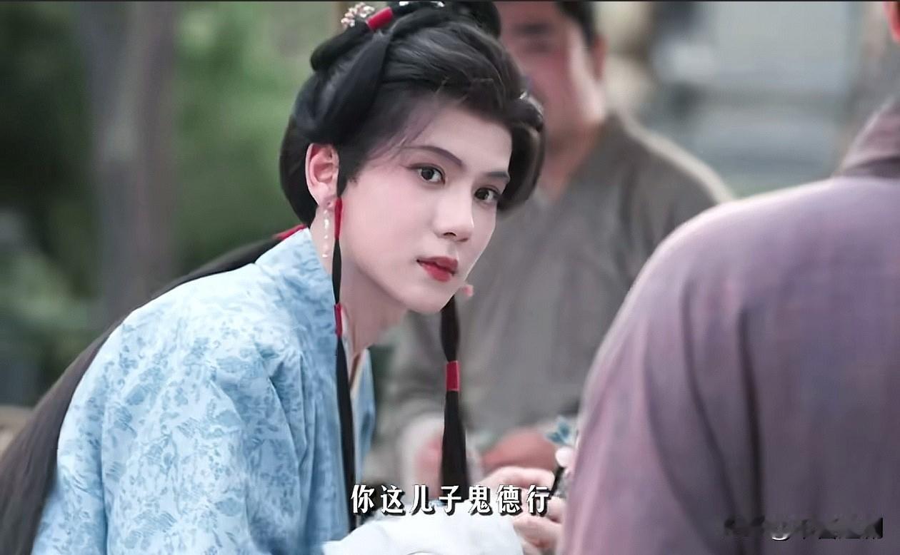 兰香如故：九皋又男扮女装了，这次为了躲避相亲，但男客牺牲也挺大的。
就是因为女装