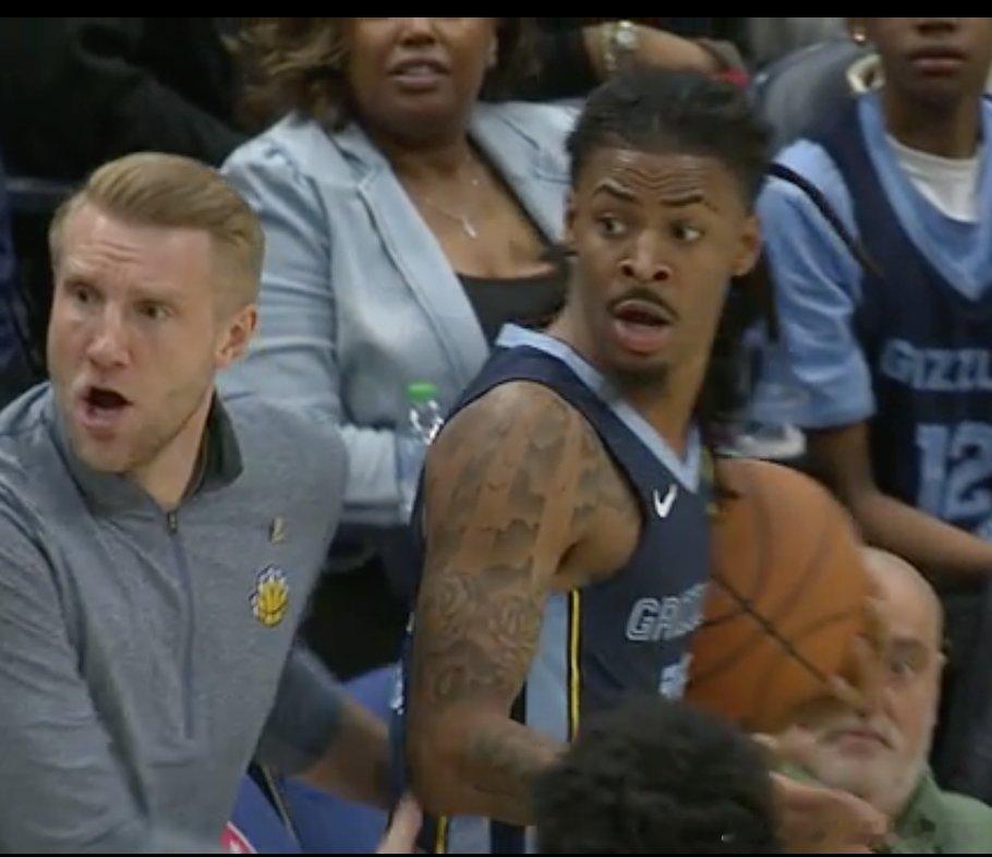 保护我方莫兰特！莫兰特被推一把之后，伊萨洛抱住莫兰特，还漏出了同款表情