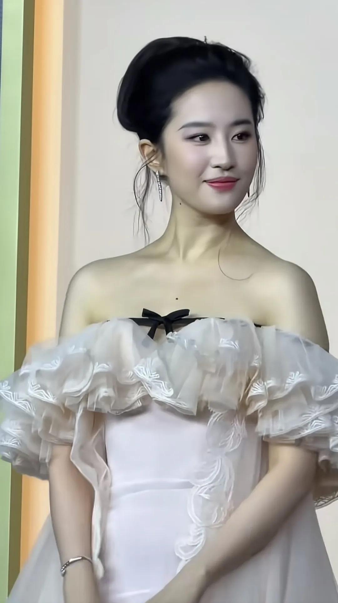 她真的好仙！

每一帧都好美，

不一味的追求瘦，

每一次出现都元气满满，
