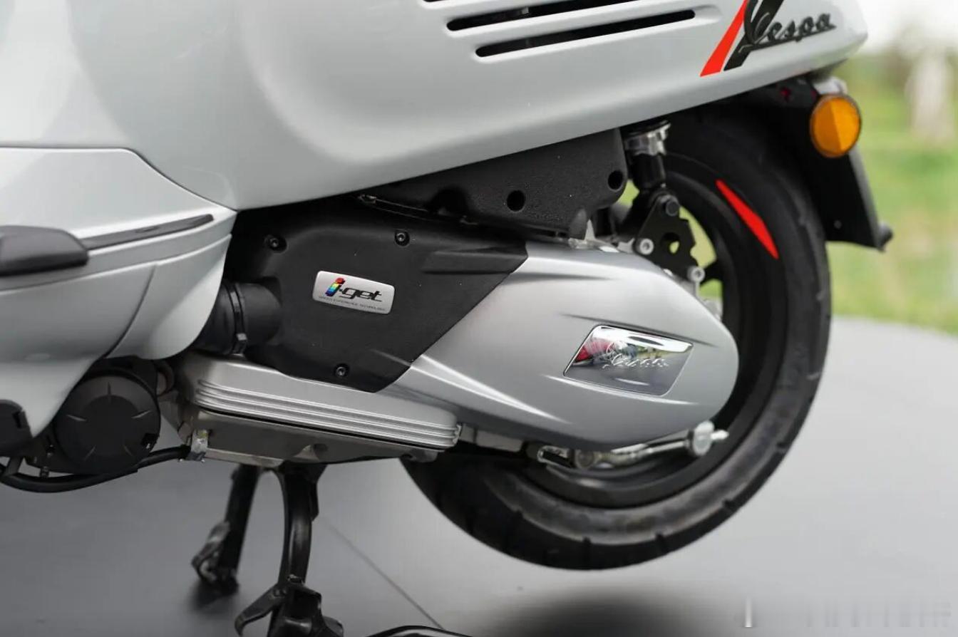 VESPA 80周年纪念款春天180和GTS上市，价格公道，只有一个配色！这种硅