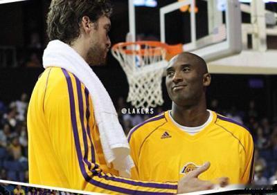 【NBA季前赛-科比观战湖人力克掘金】全场比赛结束，在科比的观战下，湖人90-8