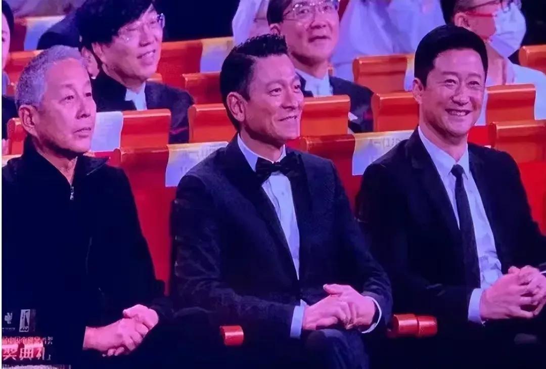 目前，娱乐圈中爱国人设最鲜明的，当属吴京，但华为却选择刘德华代言，舍弃吴京的背后
