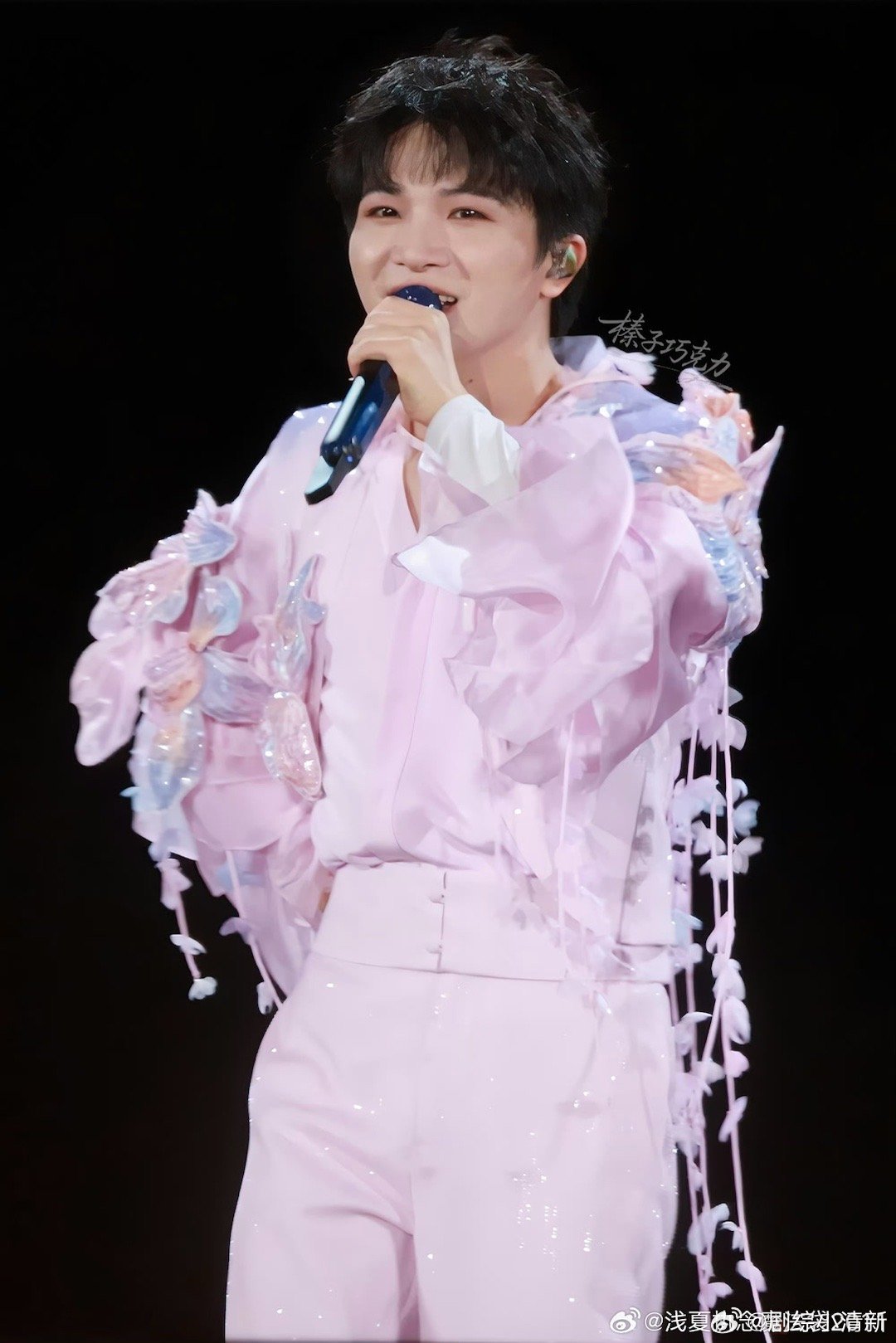 周深聊给自己贴标签 周深关于自我认知的分享太珍贵了！在这个热衷贴标签的时代，他提