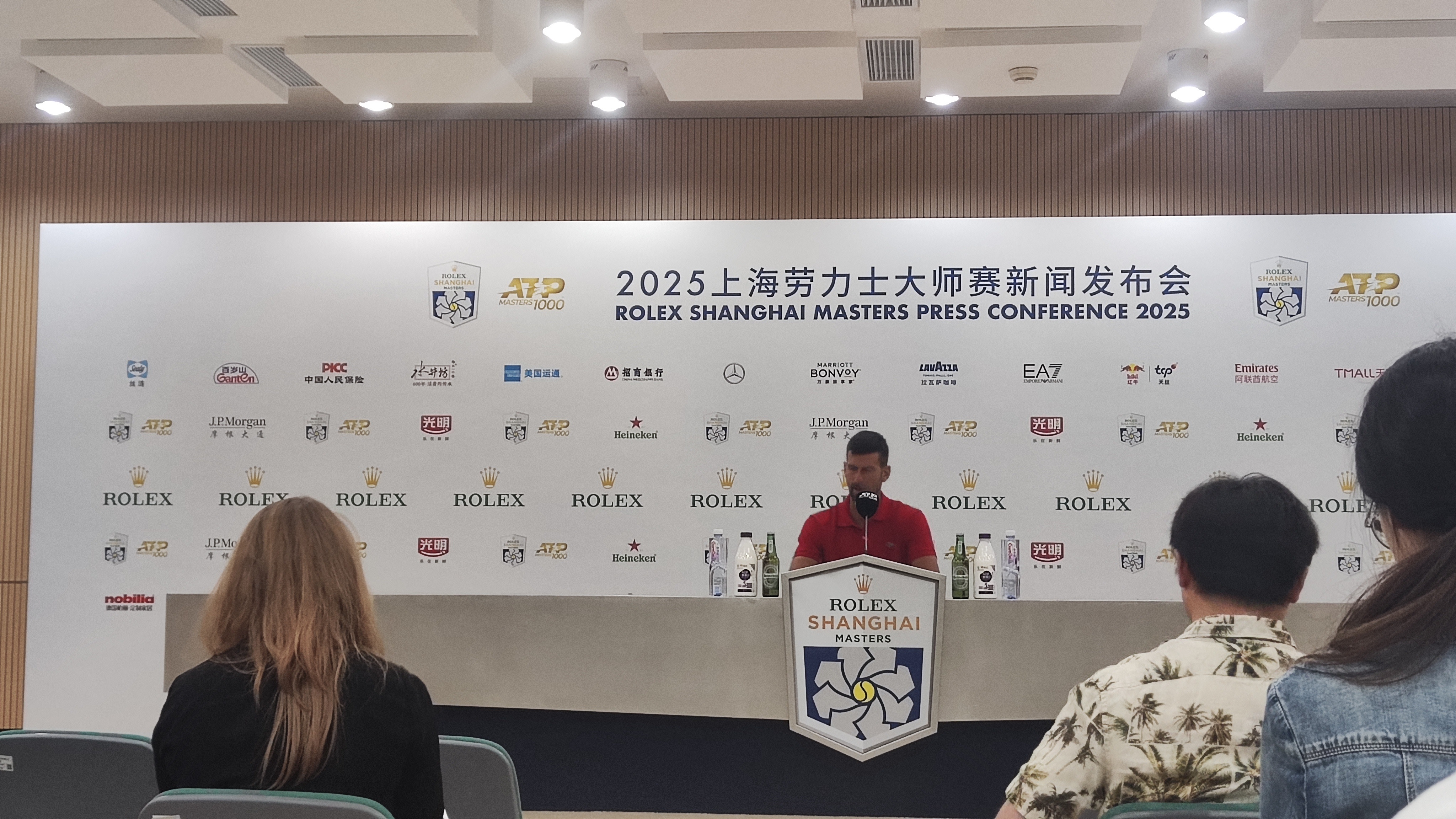 老父亲迟了个大到，等到我都要打瞌睡了。再抬头感觉好像他来了，但人呢？原来躲台下记