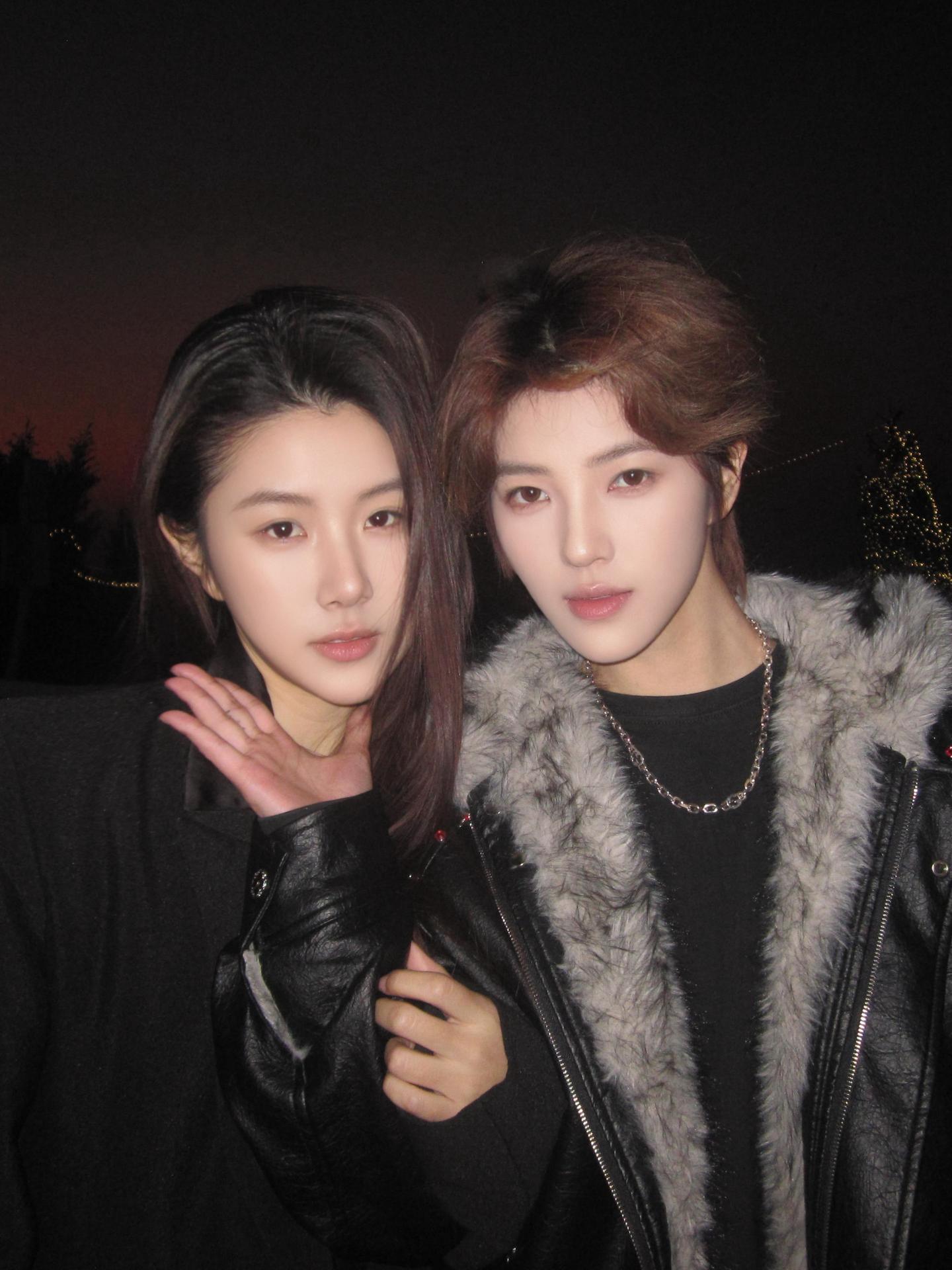 发一张和爱播的合照。