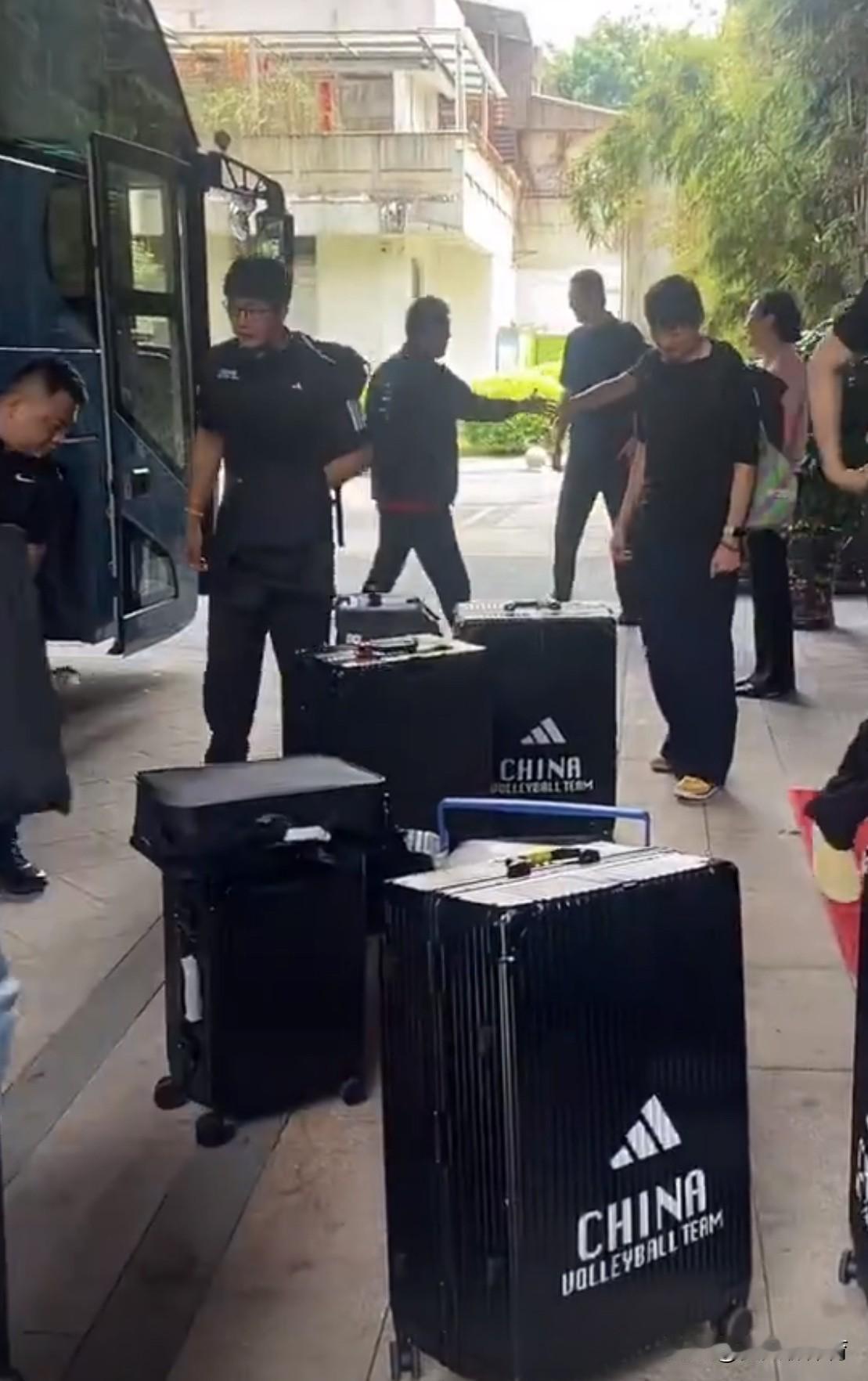 中国女排今天下午抵达福建漳州基地！刚刚从波兰参加完总决赛1/4决赛的16名队员，