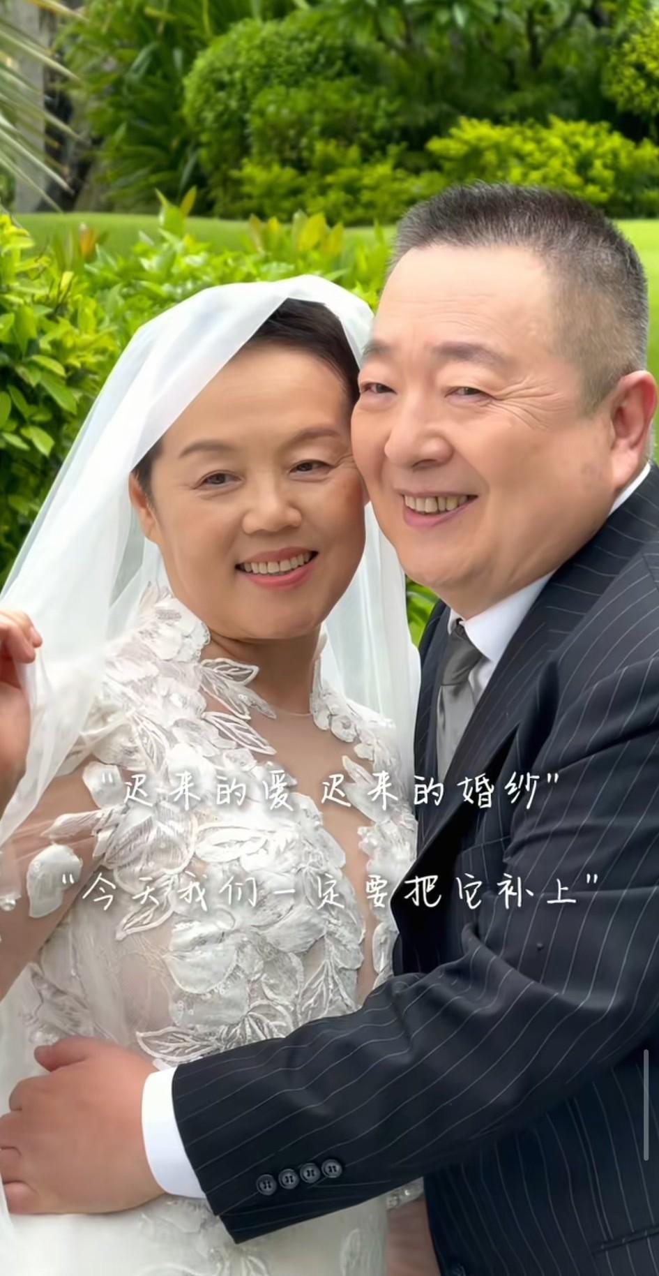 70岁的董浩叔叔和妻子补拍迟到了43年的婚纱照，没想到竟然引起了网友的热议。
