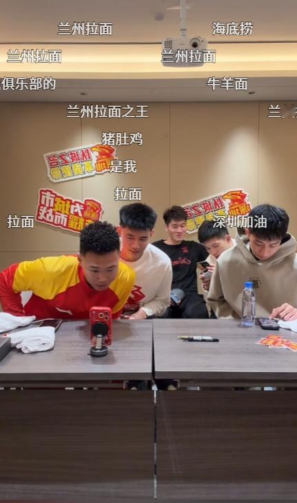 我深这帮年轻人，看得我有点捉急。。。。。。表演个节目啊，来个后空翻啊。这流量不就