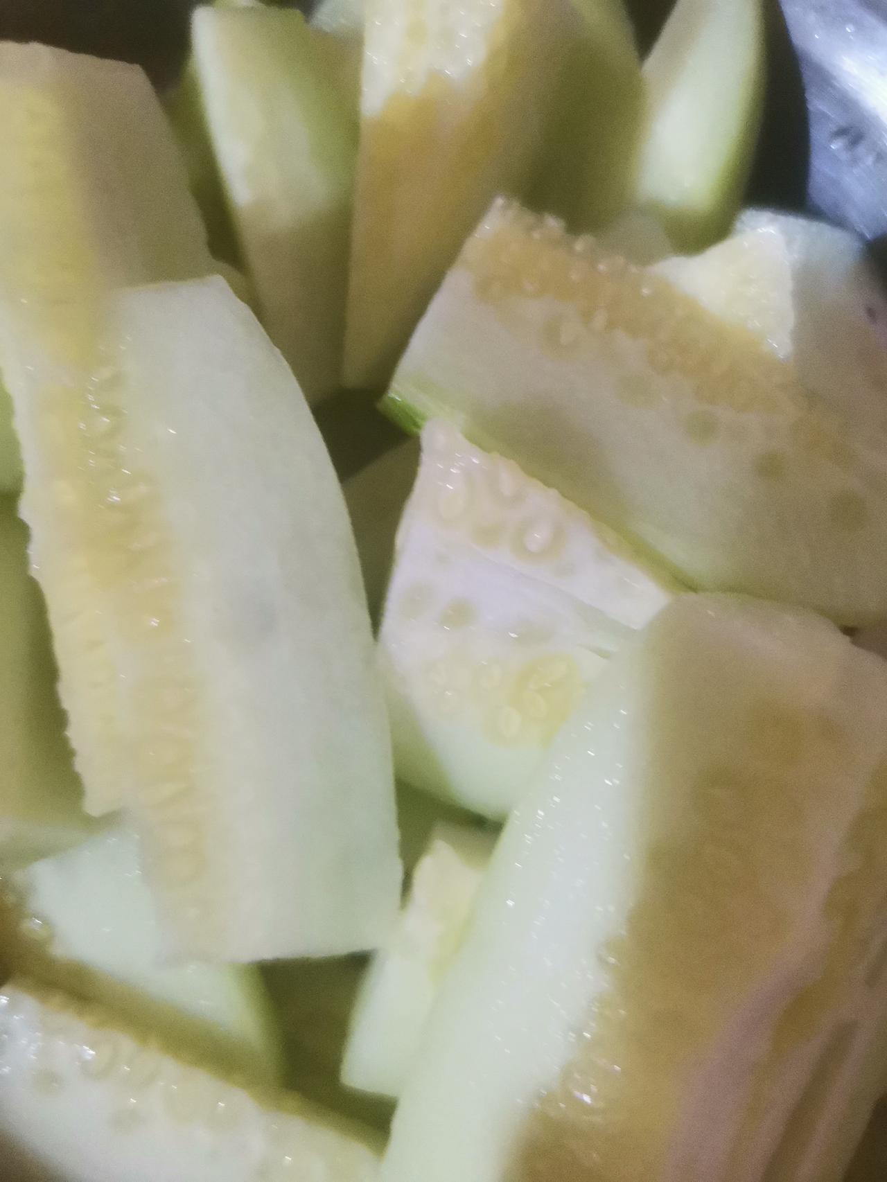 早上七点半，雨下得小了。我拎着桶到屋后的园子里掐红薯尖，又摘了几个黄瓜，在院子里