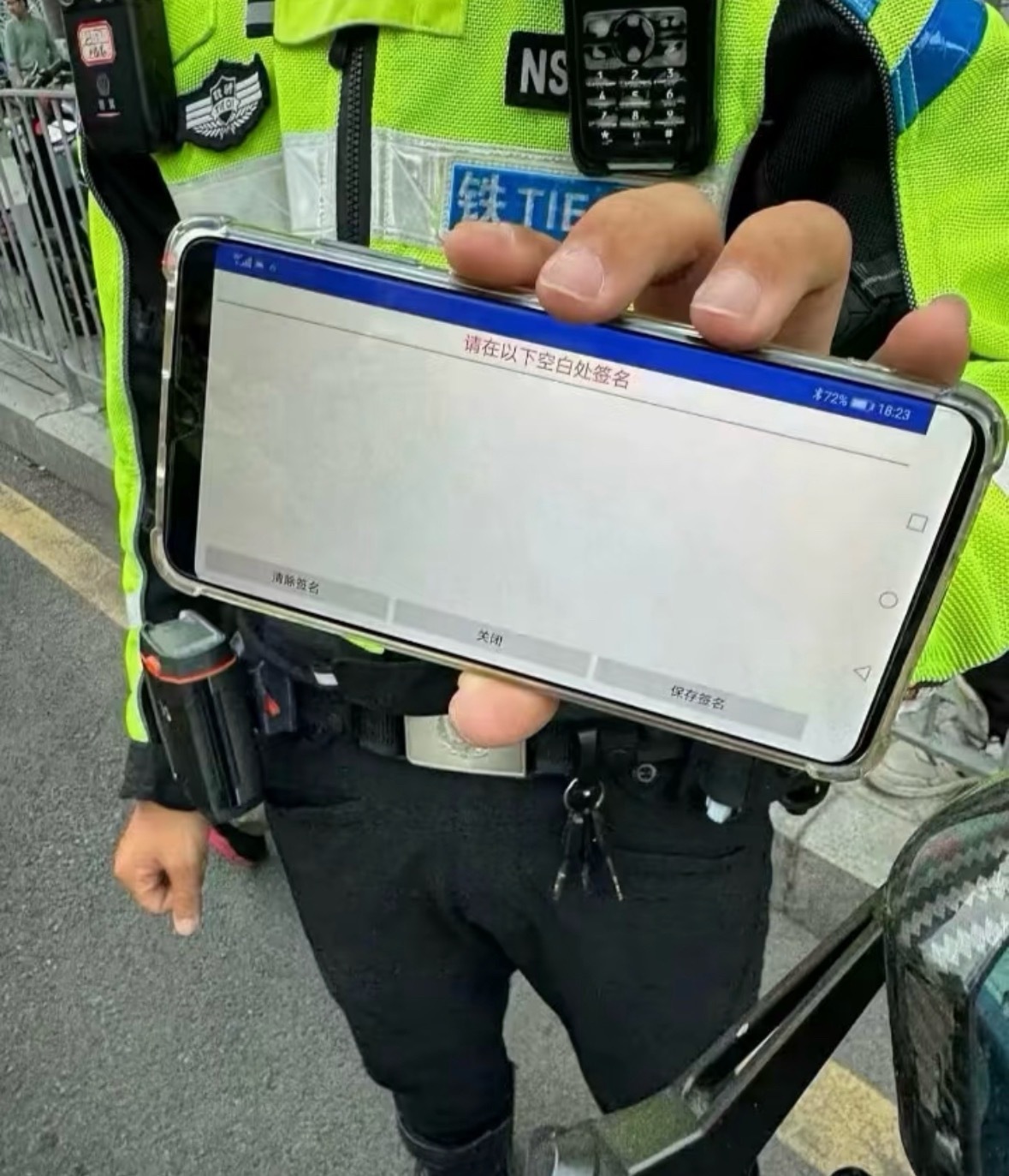个人认为玩这个梗把自担签名p在这个地方的人是大煞笔 ​​​