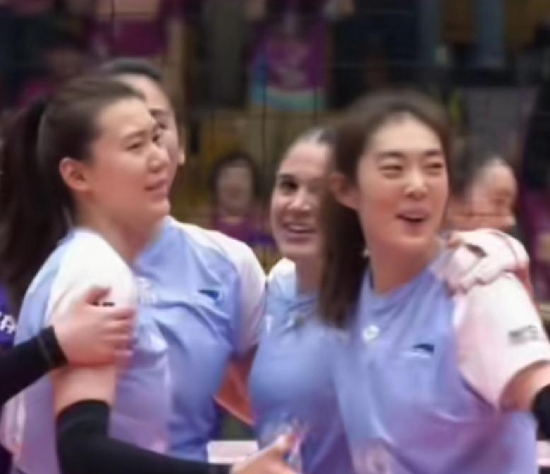 天津女排3比0战胜江苏女排之后，队员们将二传孟豆围在一起庆祝比赛的胜利，孟豆在这
