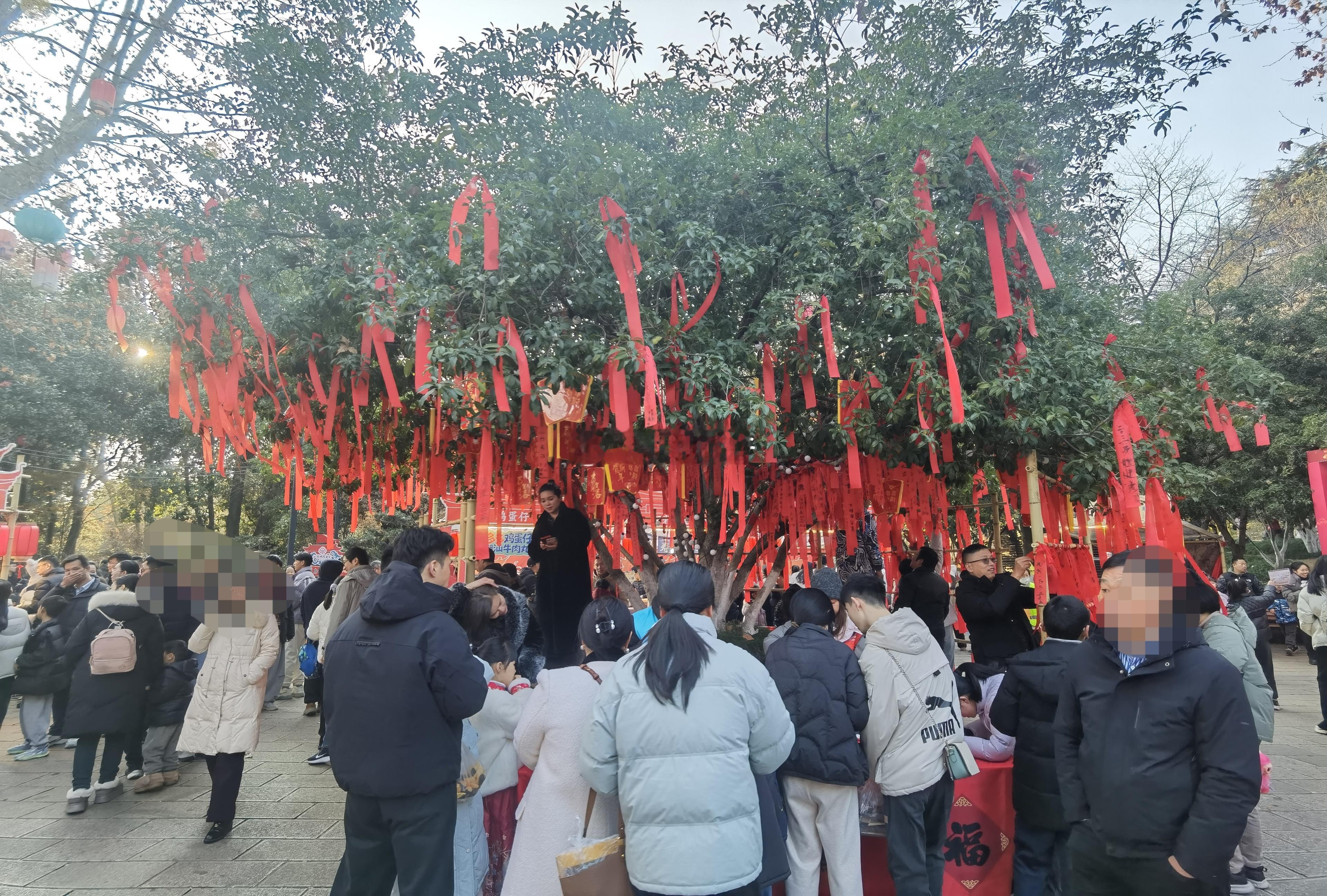 今天是绍兴第三届山阴城隍庙会 最后一天！大家还没去逛的，赶紧去逛！ 绍兴·府山公