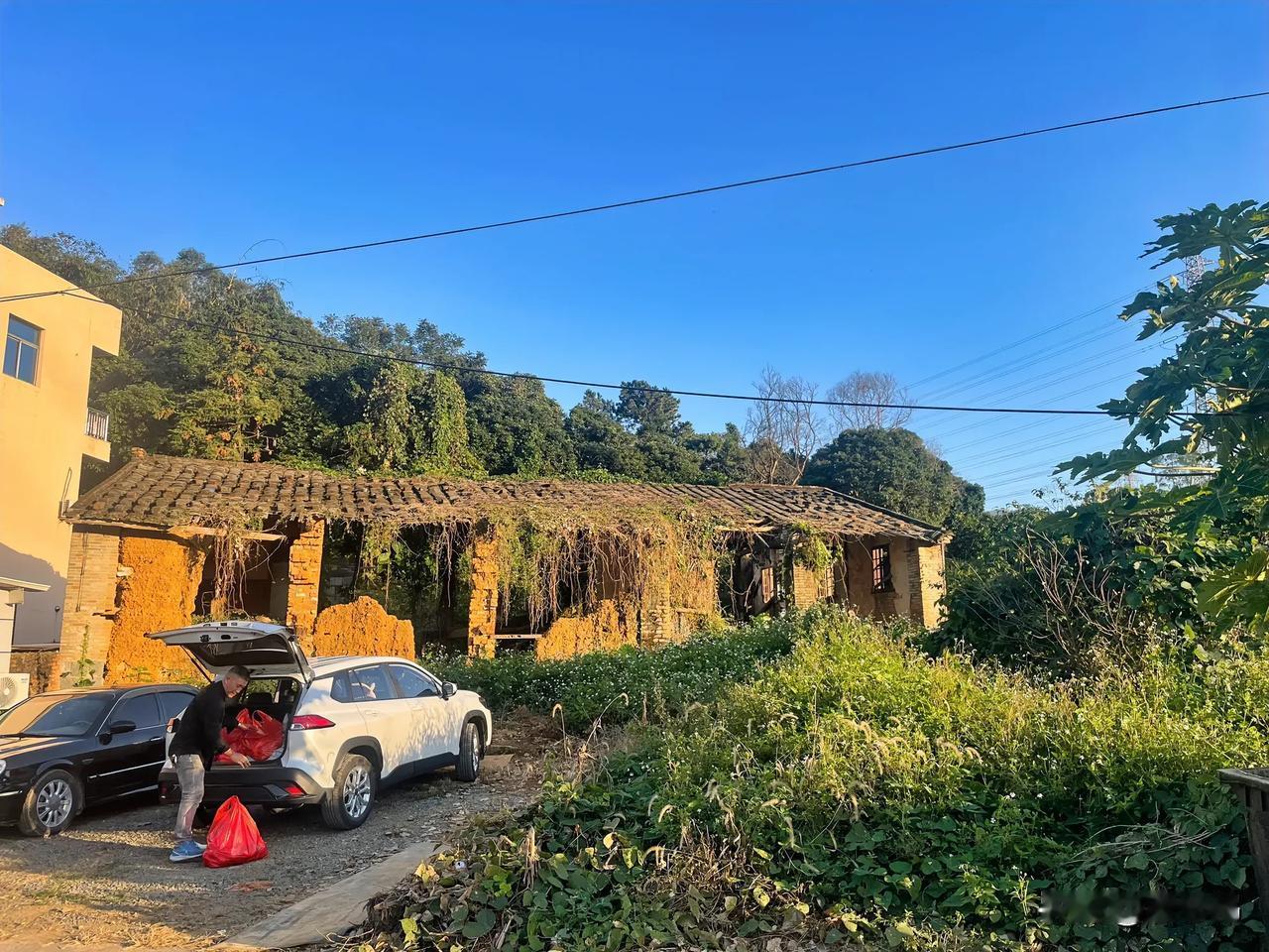 这房子风水好，后面有靠山，前面也很向阳，一定是个风水宝地，破成这样也不会倒塌，坚