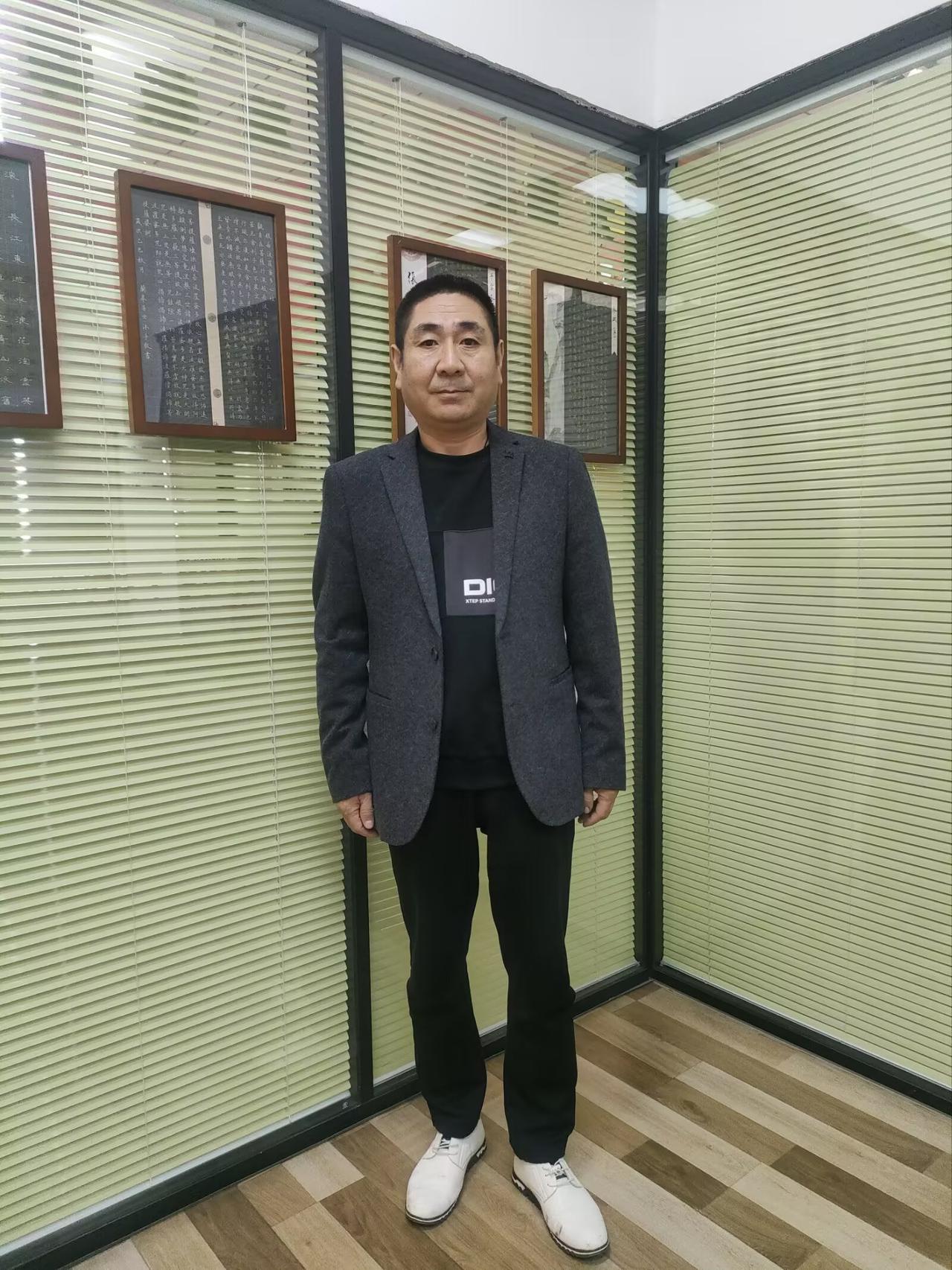 作为一名书法老师，每周工作12个小时，课时费1000元，这日子该怎么过呀？硬笔规