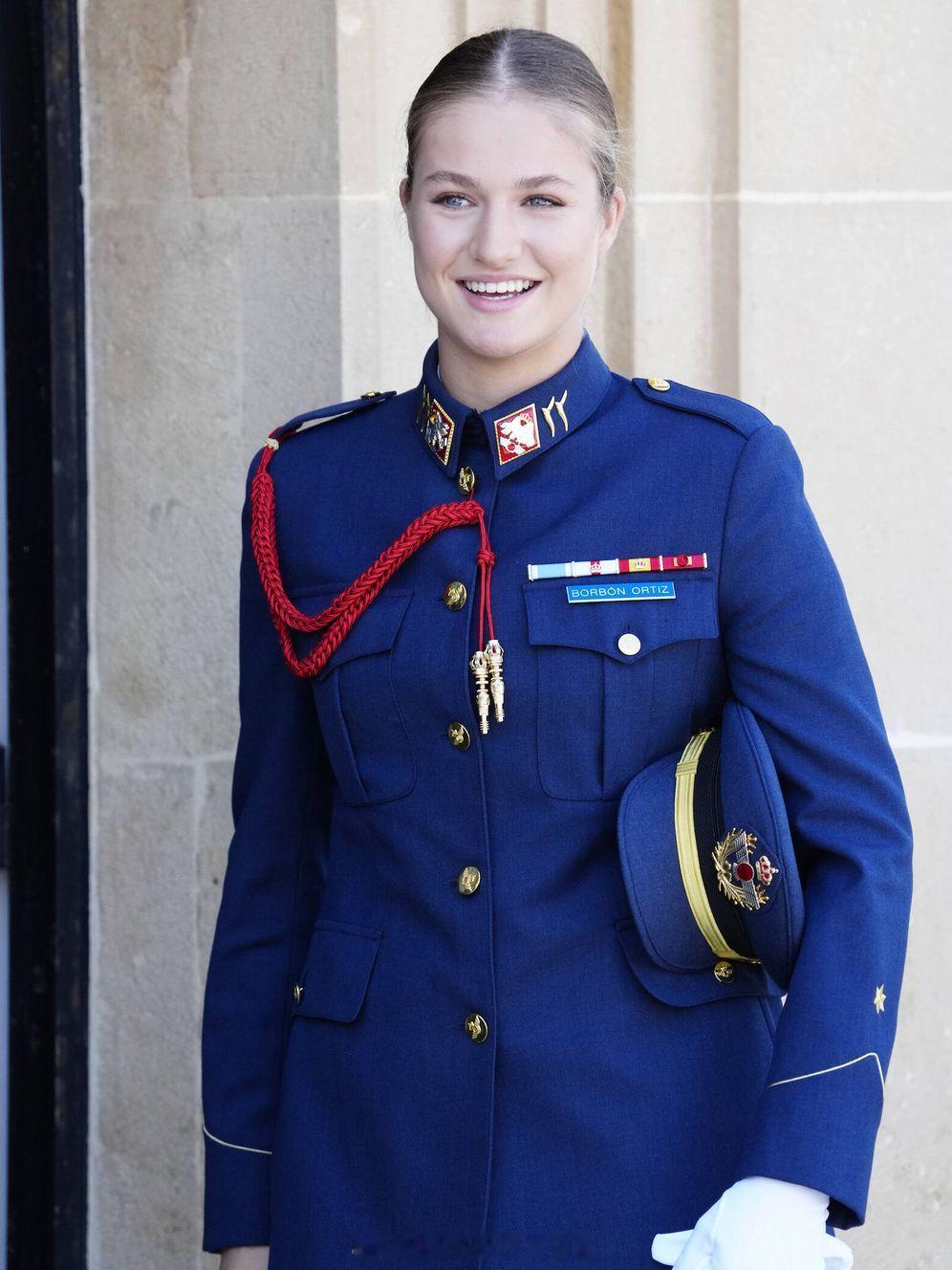 关于诺拉的文字消息一则据西媒报道，诺拉近期和同学一起去了阿拉坎特玩儿（她在军校也