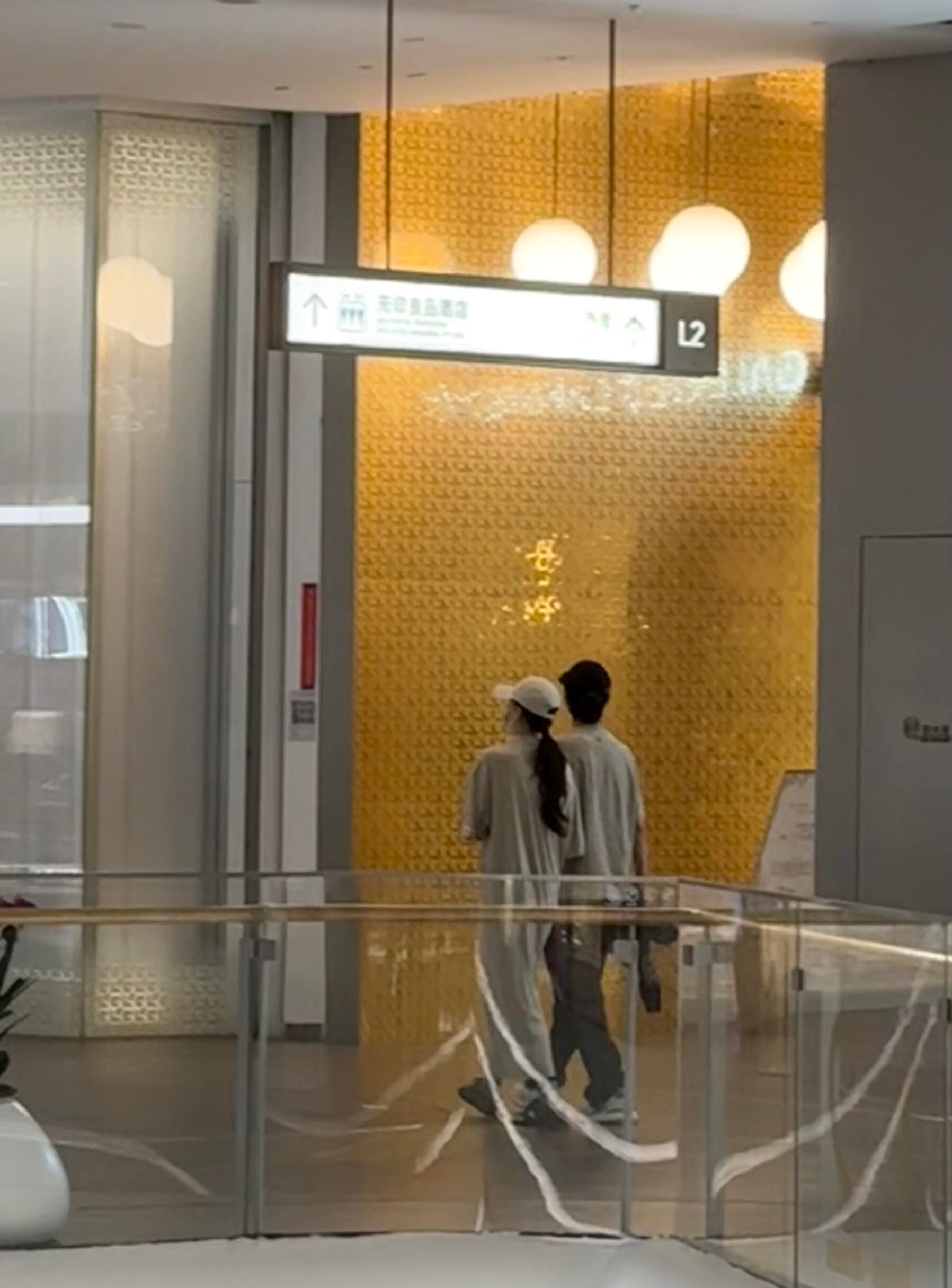 许嵩冯禧婚后首现身 许嵩冯禧婚后首现身，手挽手逛街好甜蜜！ ​​​