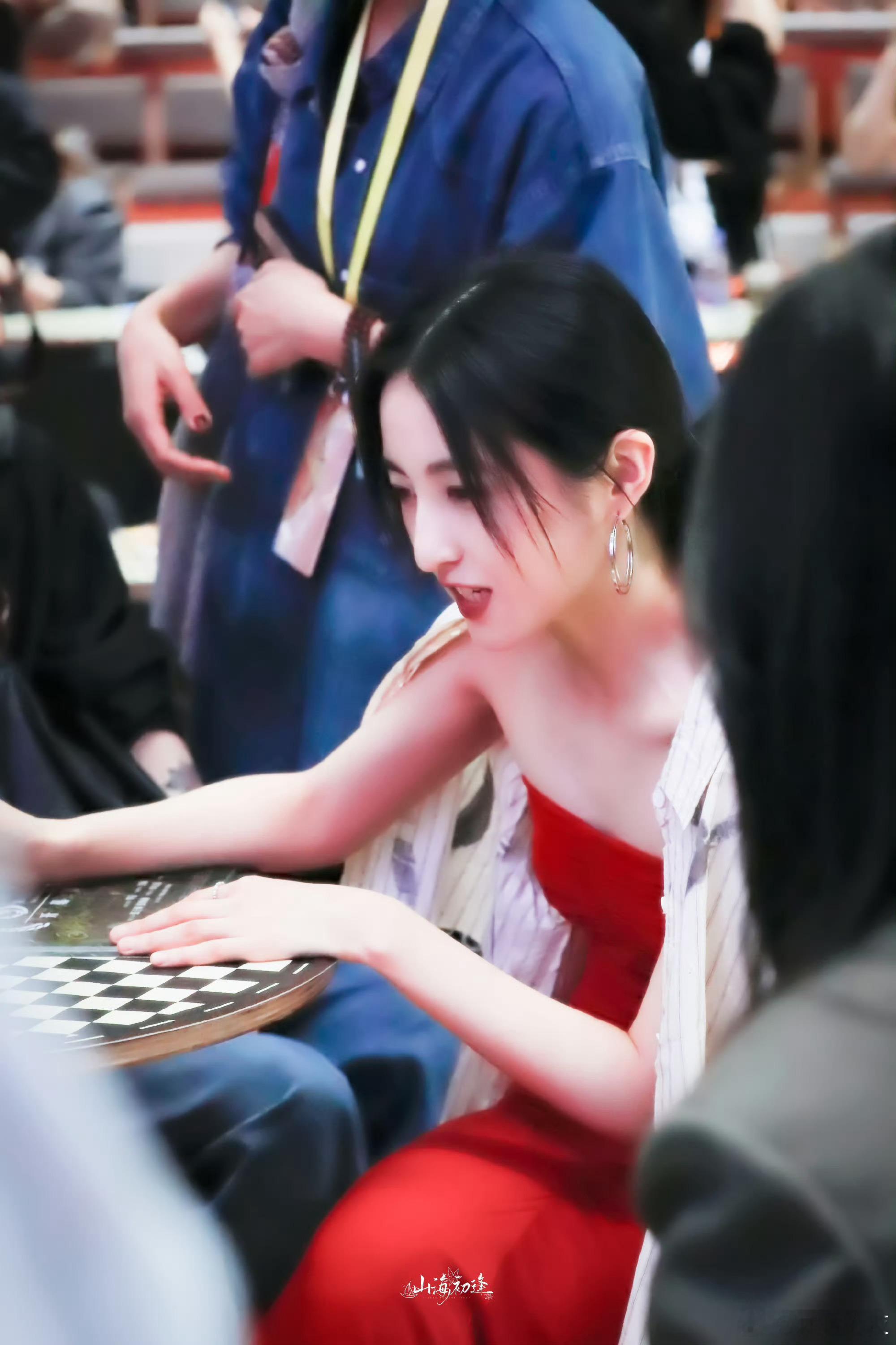 张子枫说被张伟丽的表演惊艳 谈及和张伟丽合作《下一个台风》的感受，张子枫表示被张