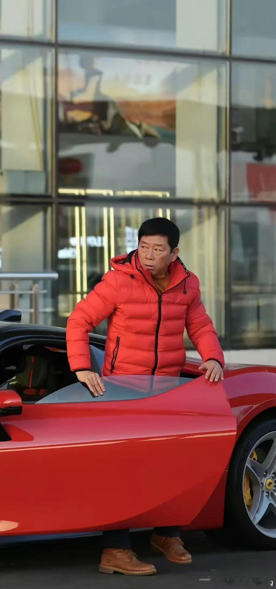 大家还记得，魏建军开着法拉利SF90去机场吗？哪辆恐怕是用来对标的不知道长城大V