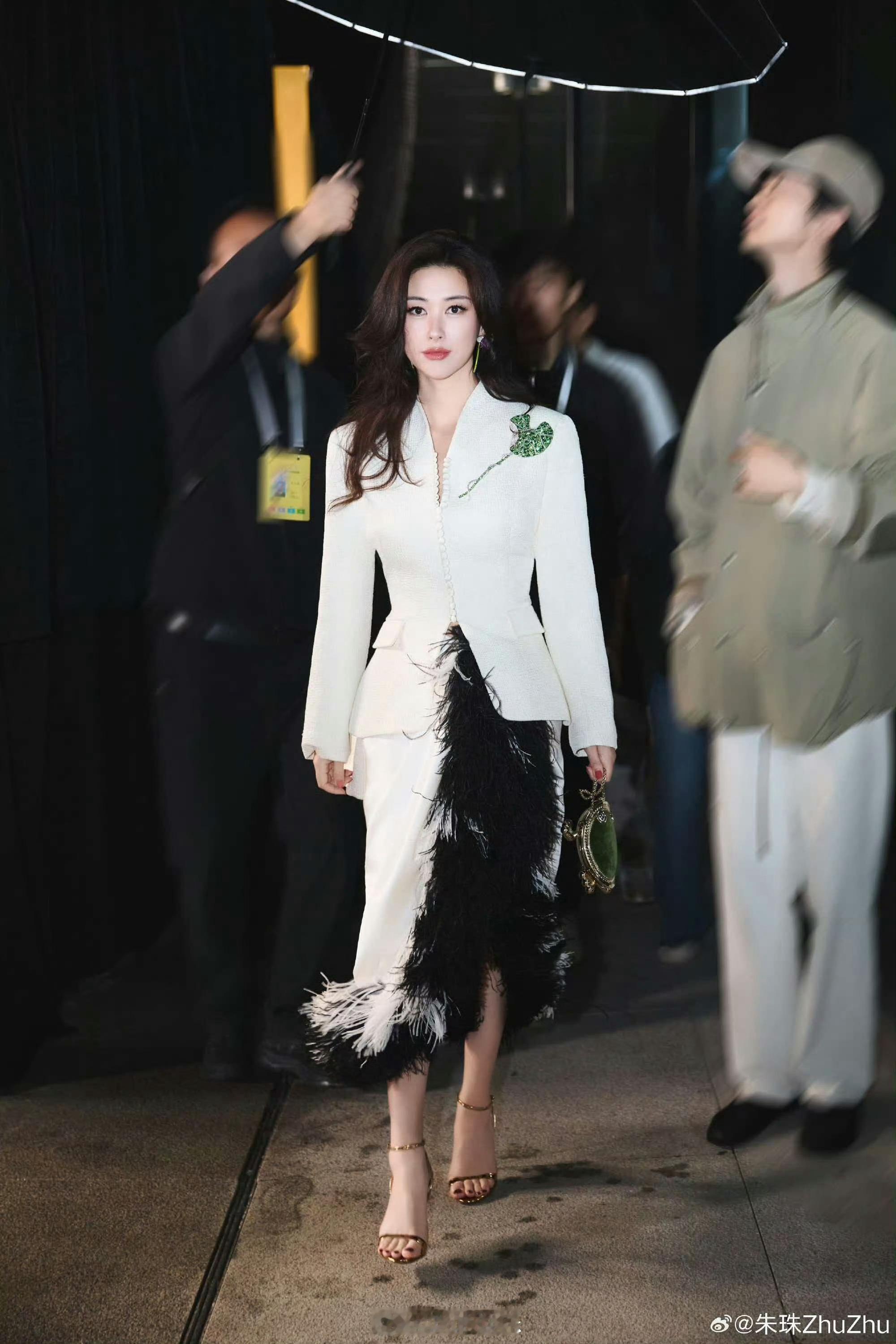 朱珠VOGUE第二套朱珠VOGUE盛典第二套造型新鲜出炉，米白肌理西装自带高级质