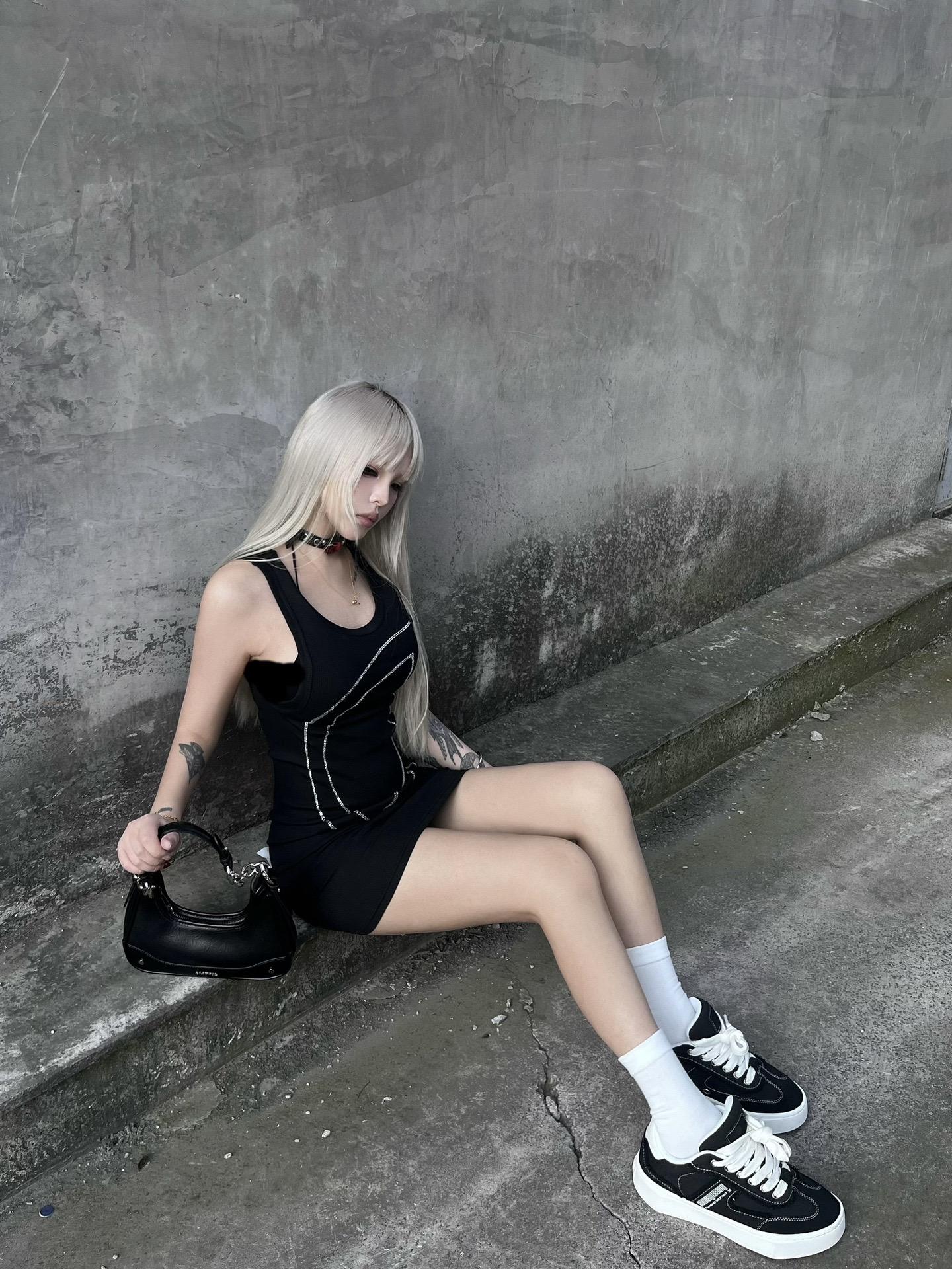 我每天的四个状态：
1.谁都别惹我
2.亢奋狂欢
3.瑟欲上头
4.悲，无尽的悲