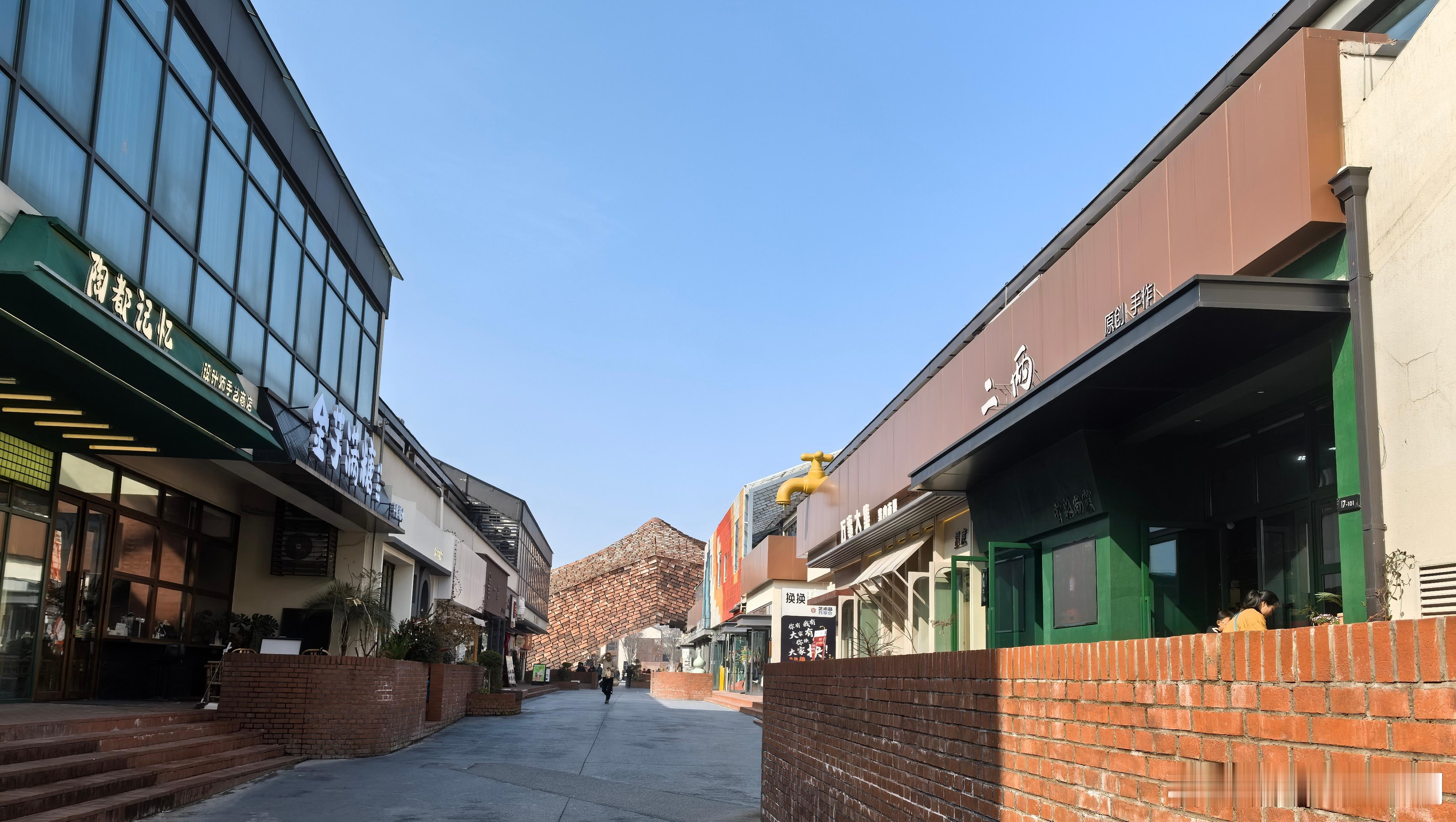 心里话         不是所有问题都需要答案，有时候沉默也是一种回应。    