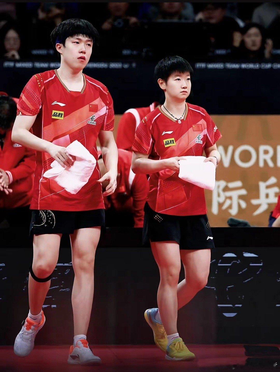 乒坛王牌组合太炸了！王楚钦/孙颖莎对决A·勒布伦/袁嘉楠，全程压制以3比0完胜，