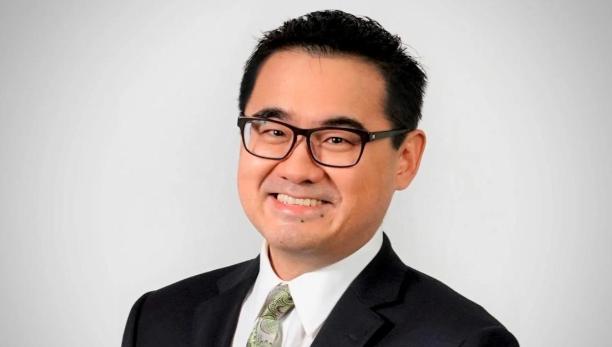 一边在南海抢岛撞船、拉着美日搞史上最大规模演习，一边派财长跑去香港对中国投资者笑