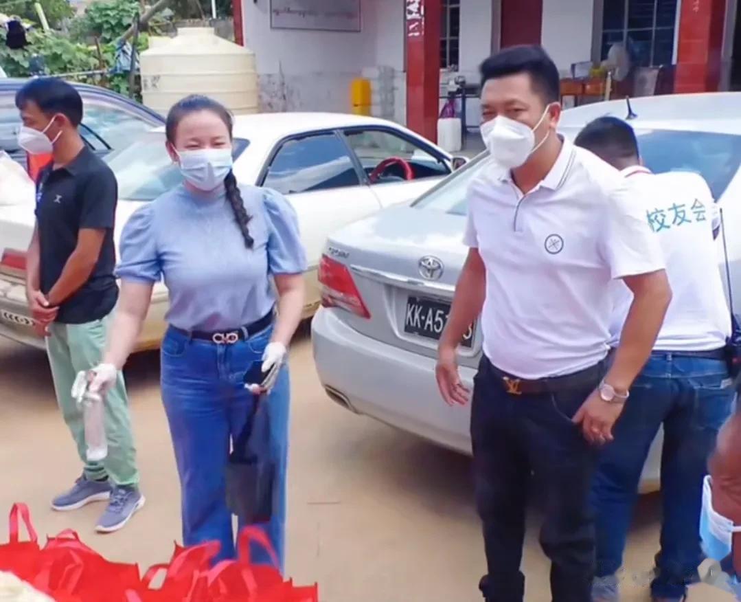 不敢相信被通缉的明珍珍人前人后两副面孔。
明珍珍是明家族孙子辈，明学昌的孙女。
