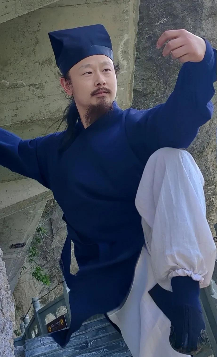 武当掌门陈师行，接到跆拳道高手练瑜轩的挑战书，练瑜轩说:我只用一只手，不用腿脚，