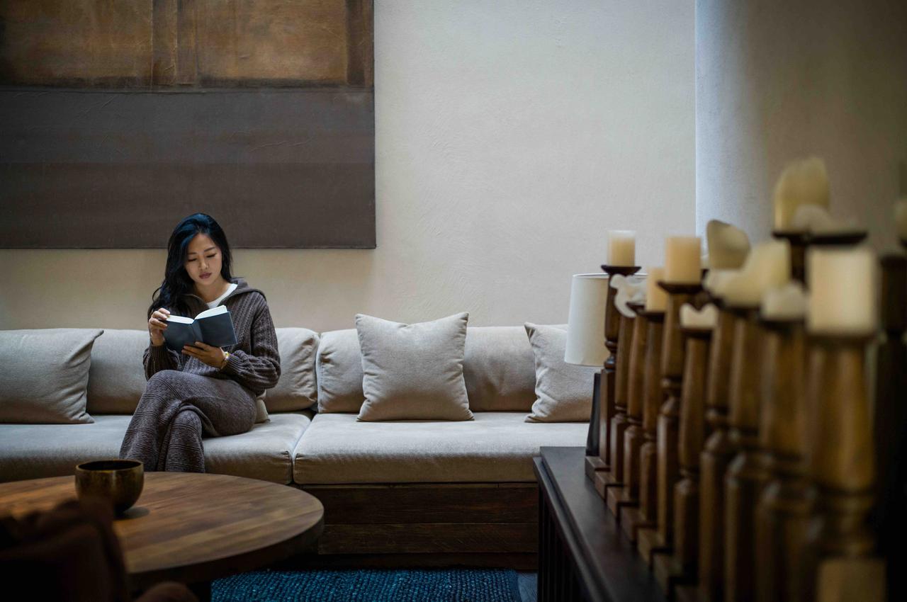 “闭门即是深山，读书随处净土”从来不是文人的清谈。在naive理想国，木色书架沿