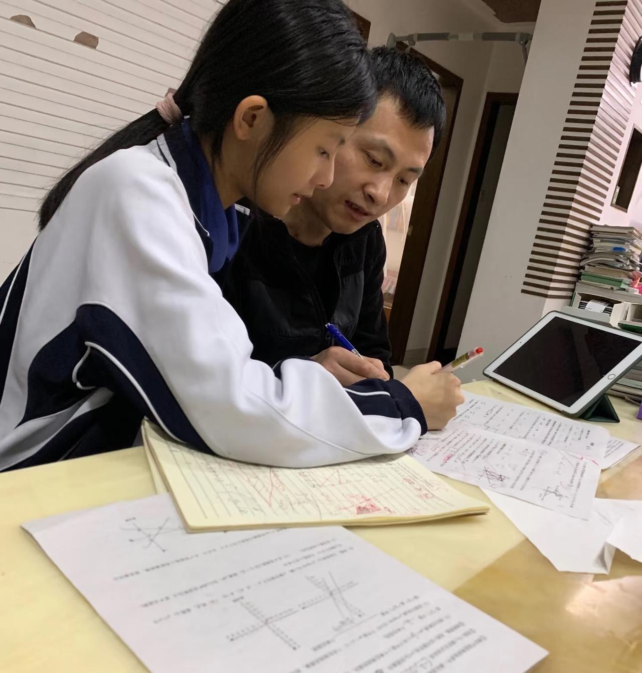 老话说，远亲不如近邻。
如今这句话要掂量掂量了，
不信你看深圳女孩优优的妈妈，她