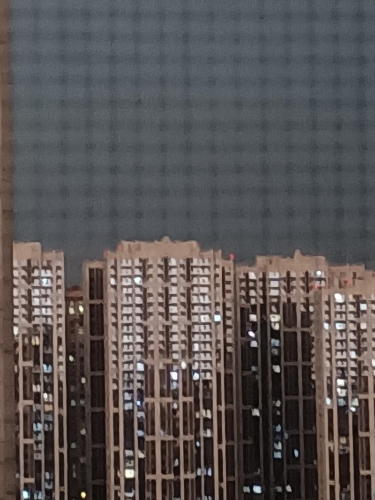 昨天上午晴天，傍晚来了一场大雷阵雨夹杂着冰雹。
    今天早上起来在下雨，停了