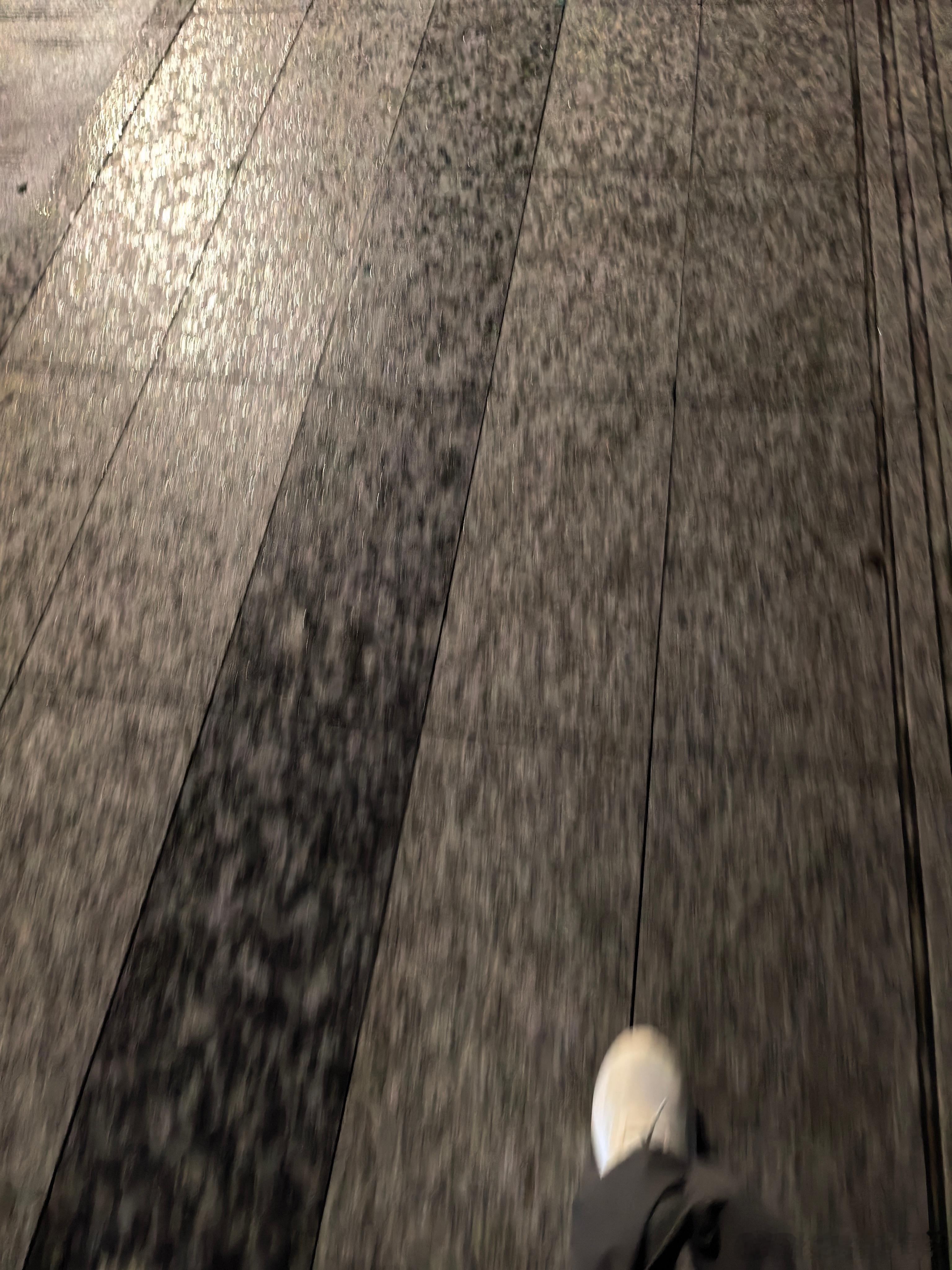 下小雨的时候真的很怕踩到这条黑色的，脚滑到怀疑人生，平地摔也不是不可能