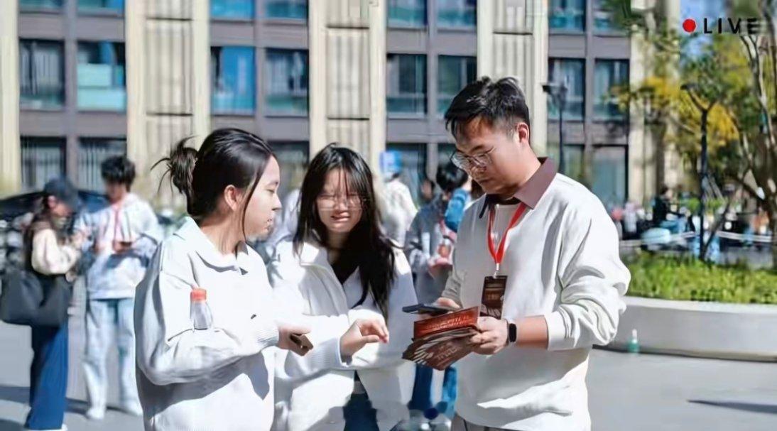 上海校园社交氛围感拉满上海复旦大学校园社交氛围令人眼前一亮。学生能轻松打开心仪社