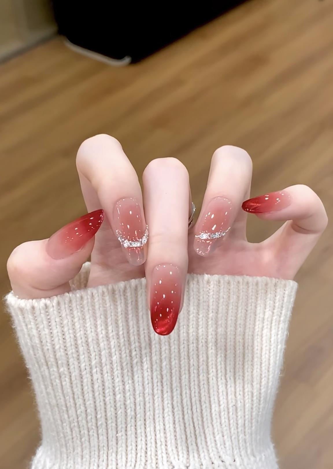 气质美人红色太显白了吧，韵味十足……