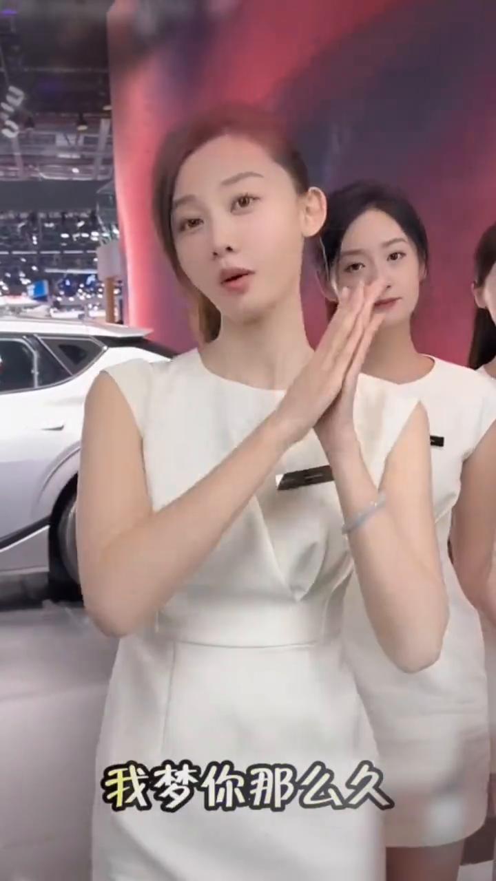盼了你那么久，我梦你那么久，见你一面就能把你刻在心里头。每当夜深的时候，是想你的