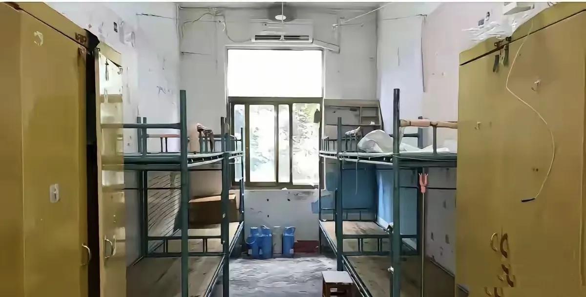 一家长带孩子到衡阳师范学院报到，让他意想不到的是，学生宿舍竟然如此差强人意。都什