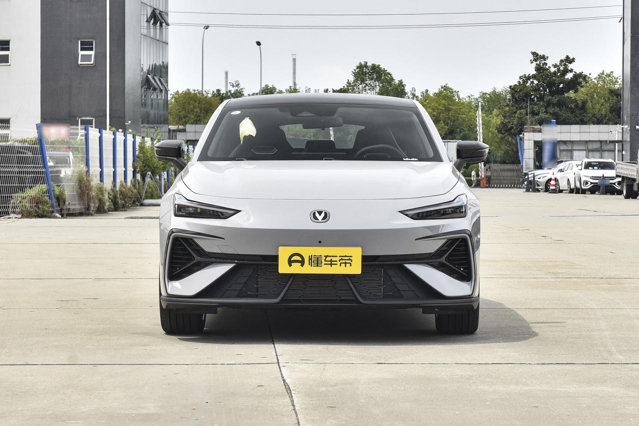 第一眼看长安UNI-V溜背帅炸，尾翼点睛，并且尾翼还可自动升降灯组犀利，运动感直