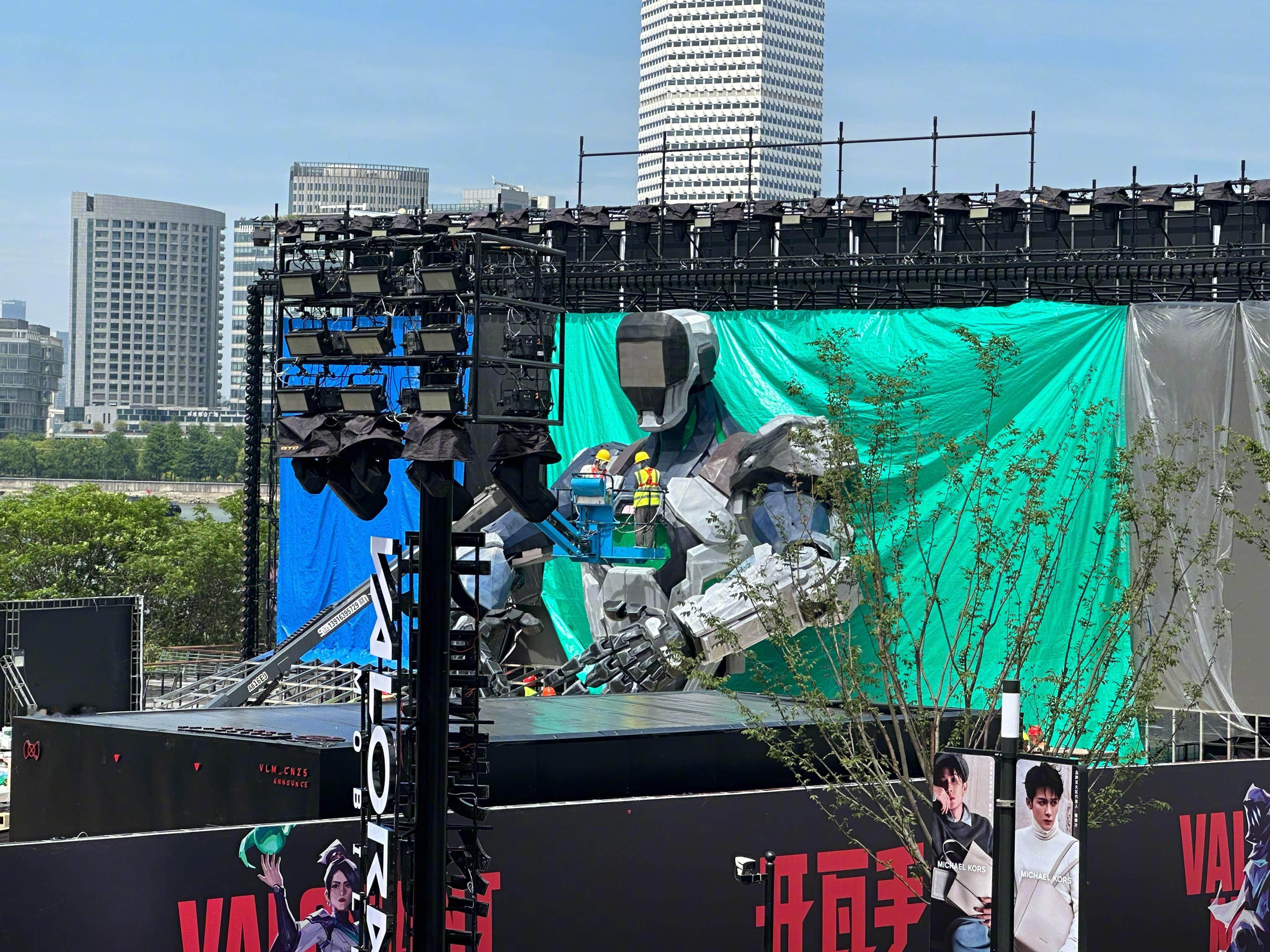 七米机器人登陆上海西岸上海空降巨型赛博机械人  酷炫的赛博巨物！科幻感拉满了！谁