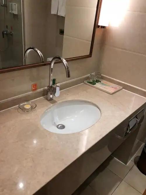 遇到酒店卫生问题，可按以下步骤处理：

当场解决

若问题轻微，如少量毛发、灰尘