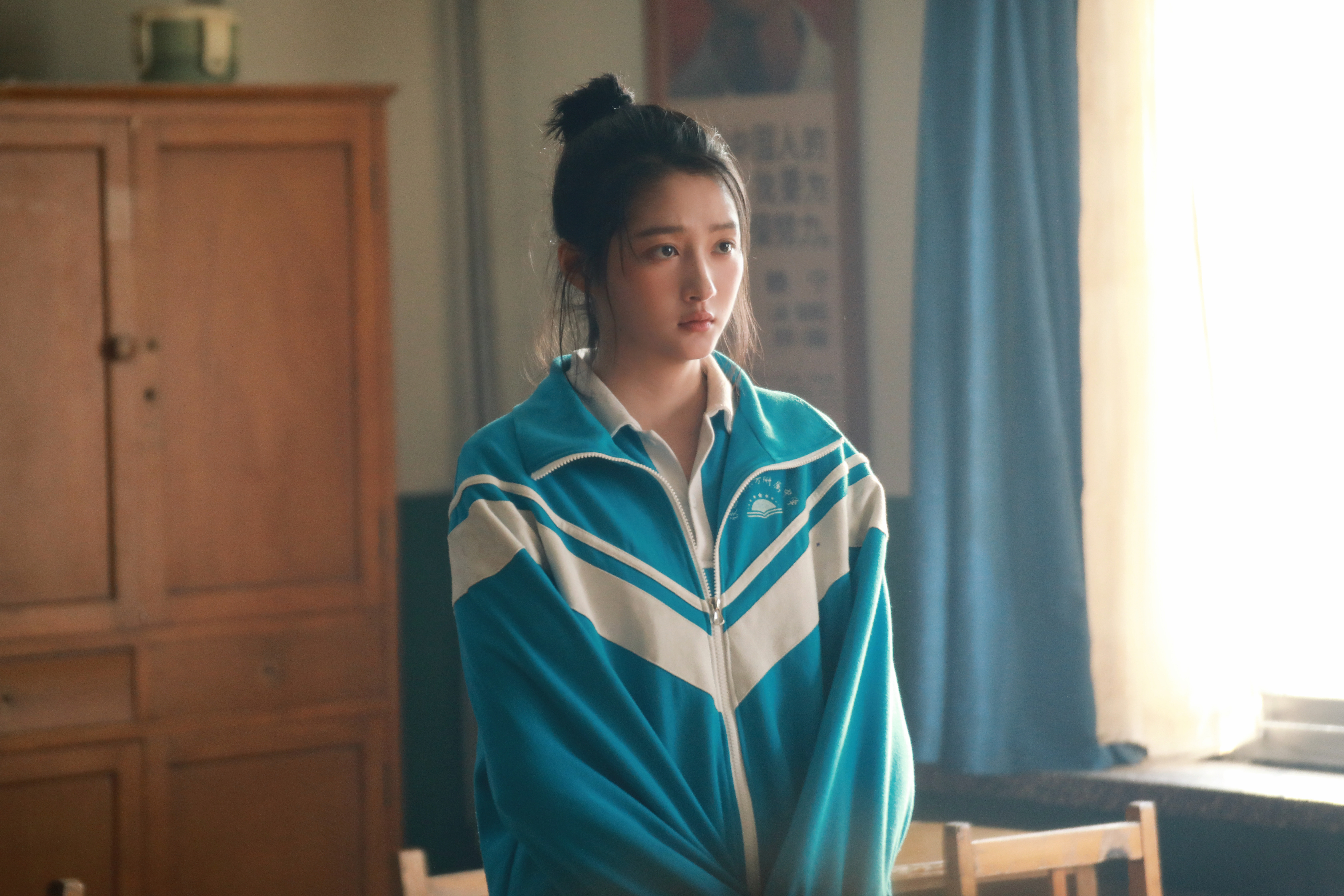 关晓彤岁月有情时演技要跟高中校服版的严晓丹说拜拜了，今天开启大学生活