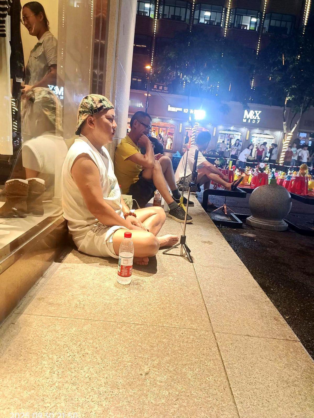 横店的夜里，有人靠大喇叭喊出月入十万，也有人跳到脚抽筋，一天赚不到五十块。

这
