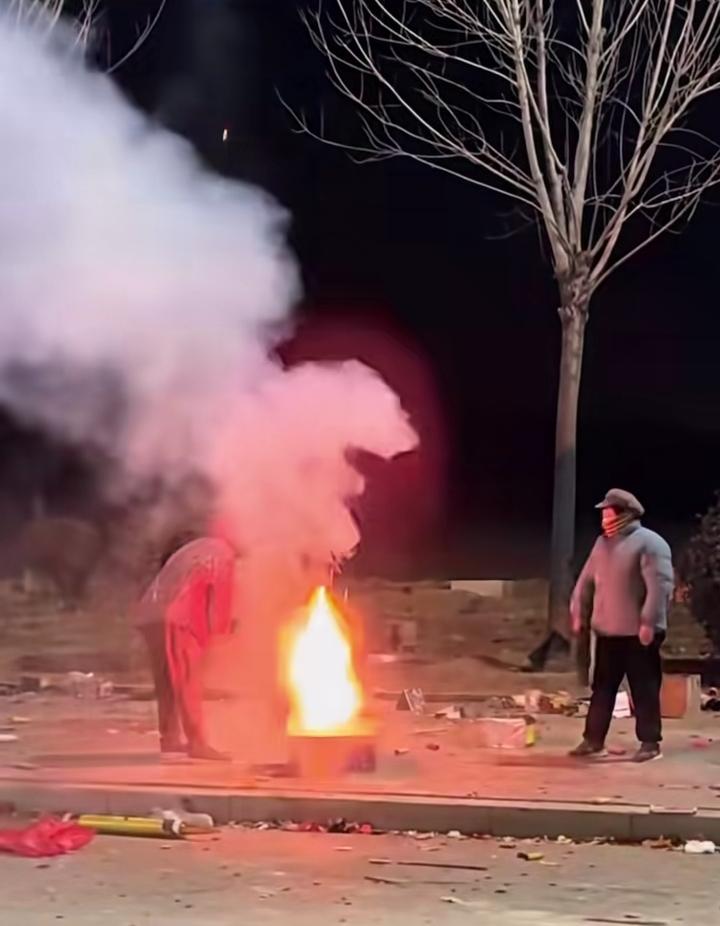 较量！两个老人在抢一个正在燃放的烟花纸箱子！看着非常危险，她们也不怕炸到自己！