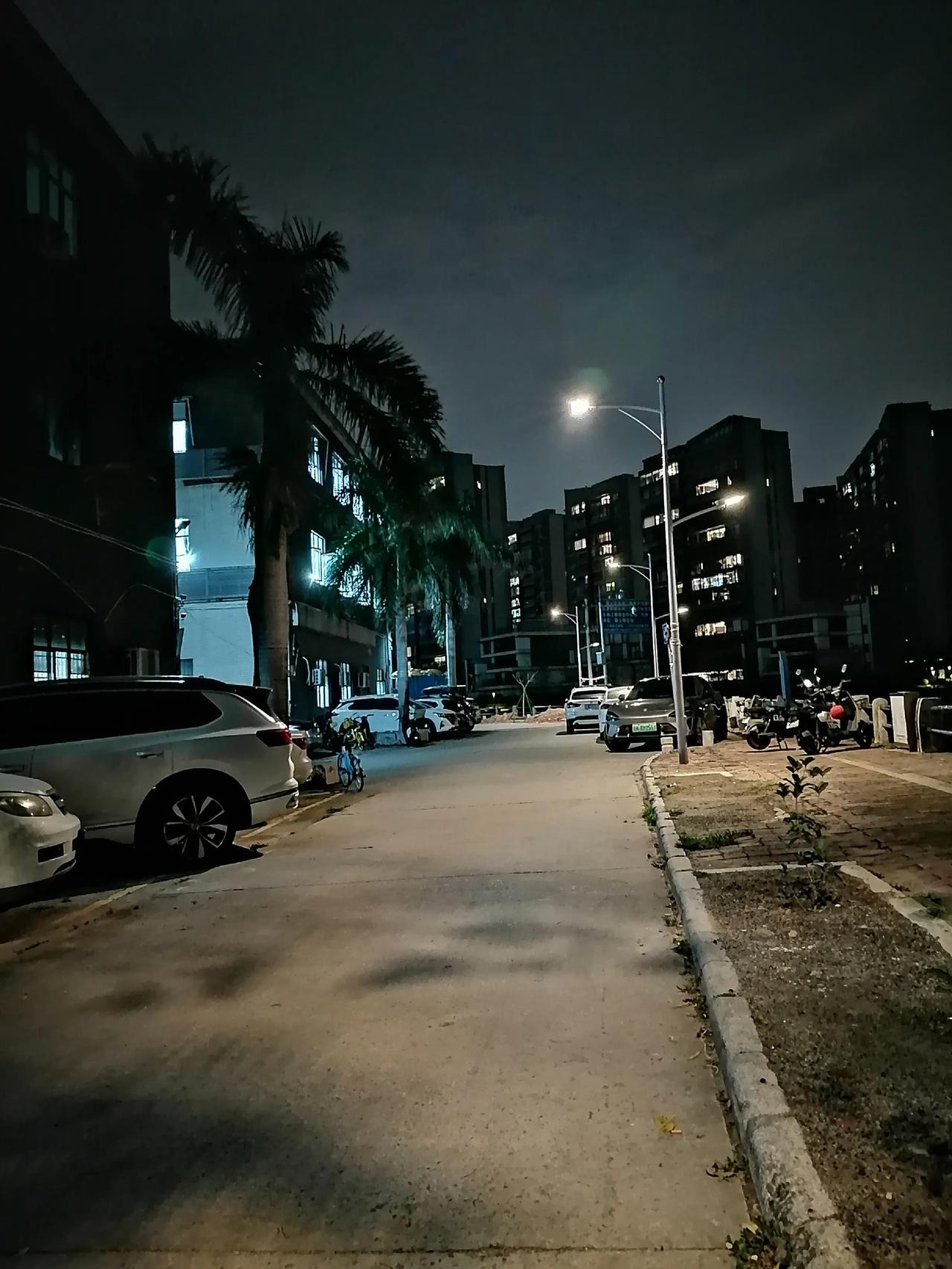 广州海珠区土华村河边，旁边就是土华村的工业区了，前面还盖了小区。这条河就是石榴岗