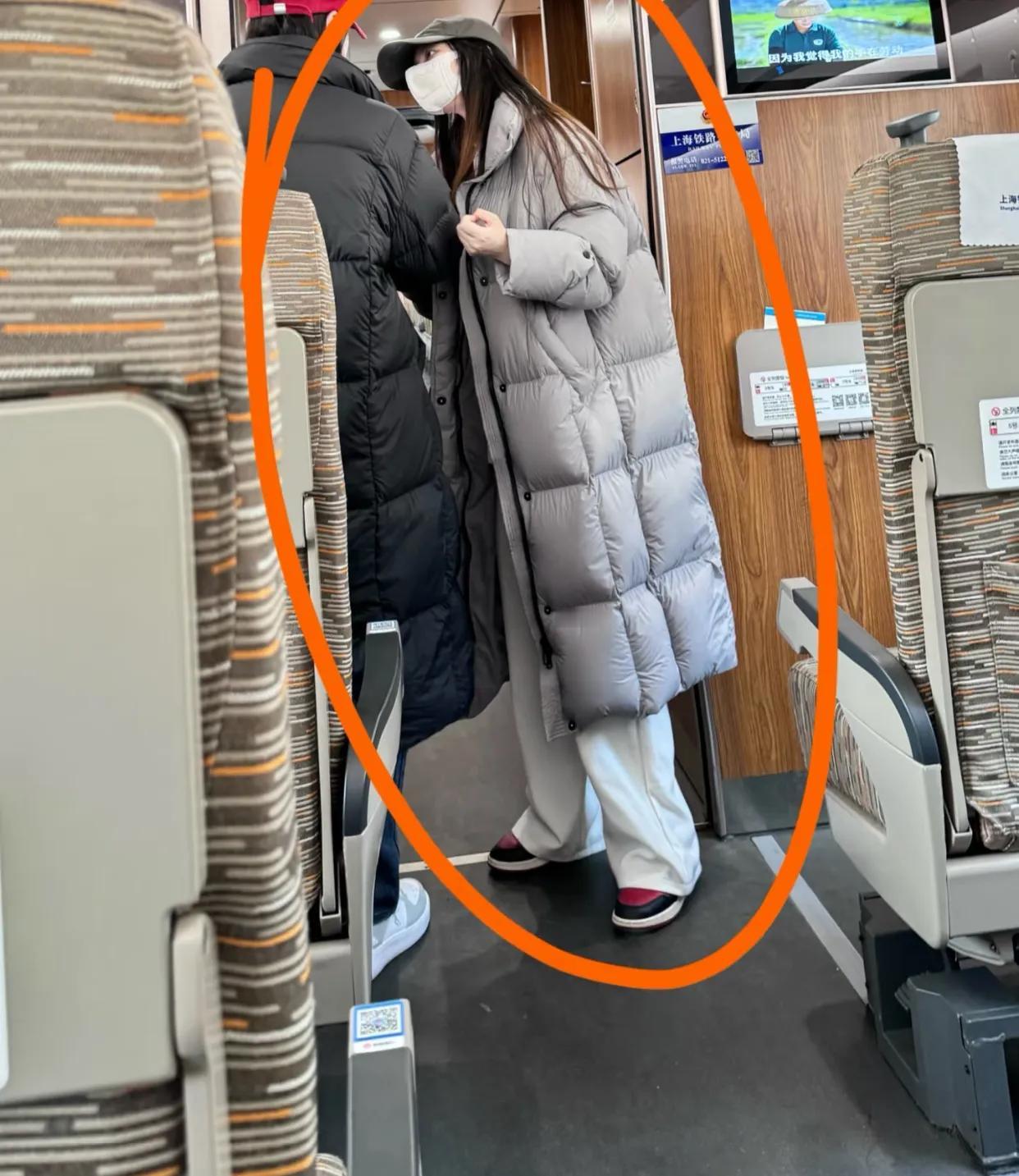 高铁上看见的两个女生，好敢。。。

出于好奇，我上前询问，原来她们刚从冰雪覆盖的