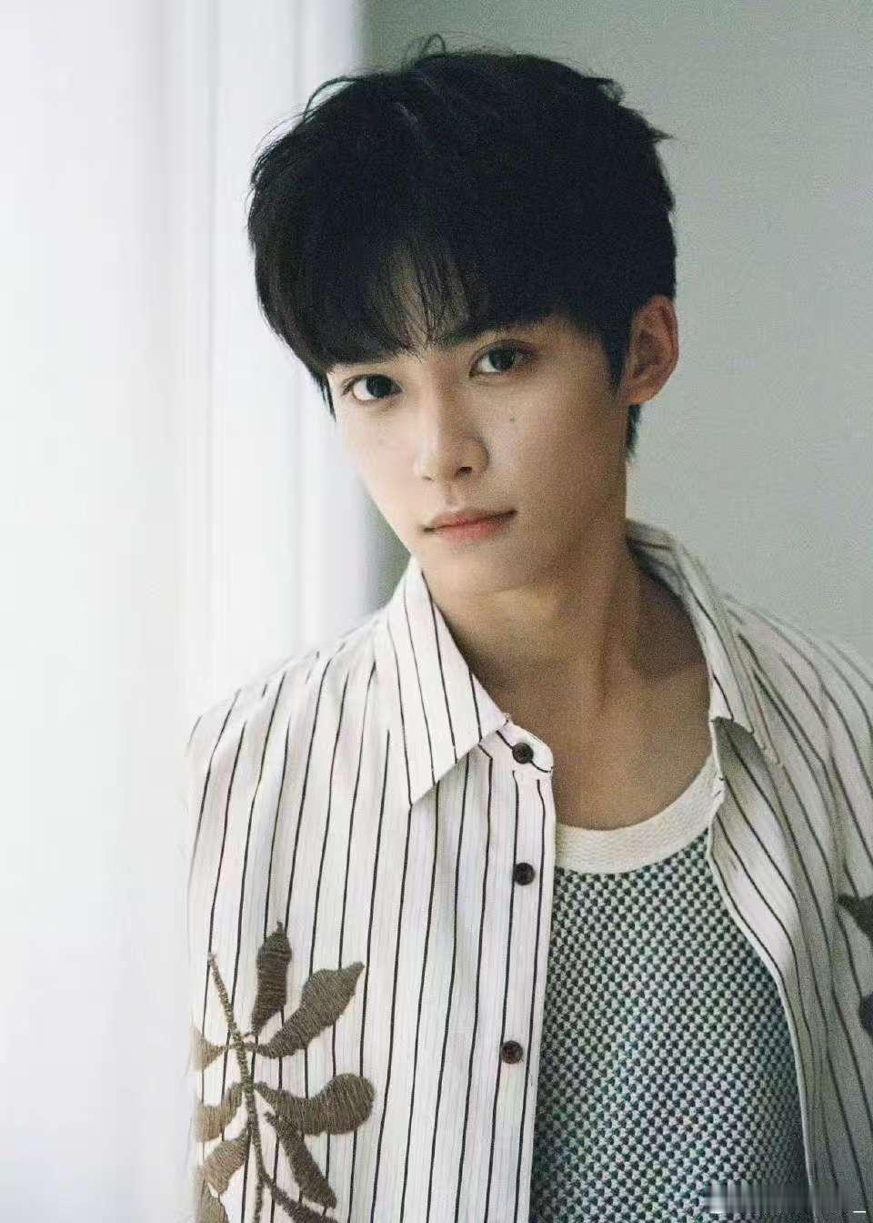 梓渝条纹衬衫look梓渝条纹衬衫九宫格营业啦！ 娱乐[超话] ​​​